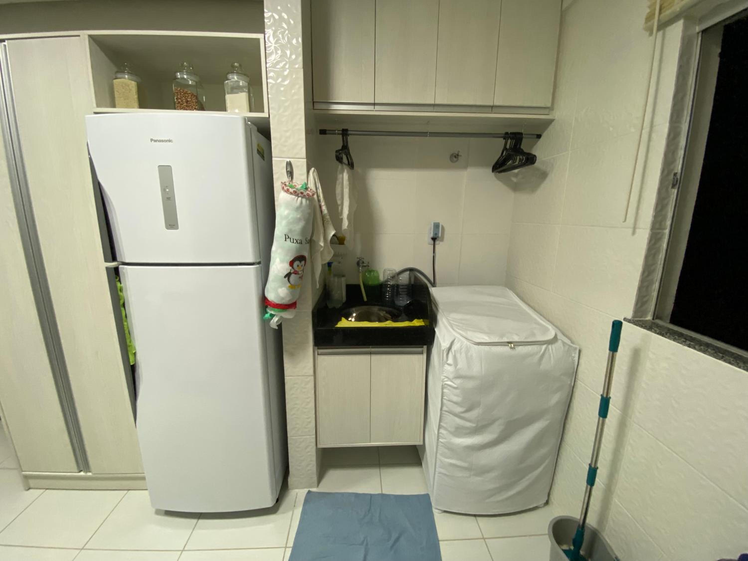 No Atalaia, Fort Poseidon rua do Atalho a 700 metros da praia do Atalaia, apartamento novo decorado, varanda, sala de estar e jantar, 02 suítes, 03 banheir