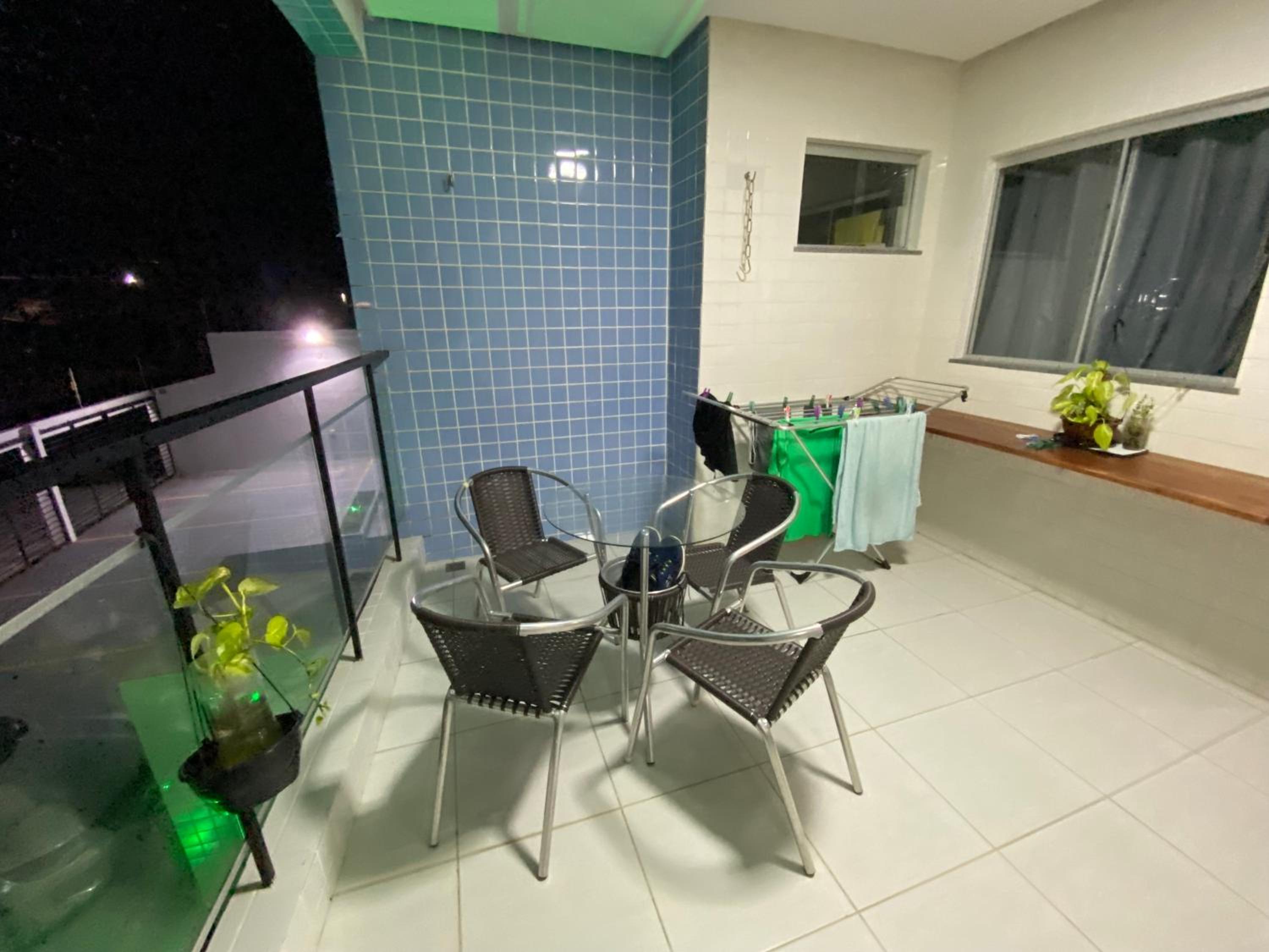 No Atalaia, Fort Poseidon rua do Atalho a 700 metros da praia do Atalaia, apartamento novo decorado, varanda, sala de estar e jantar, 02 suítes, 03 banheir