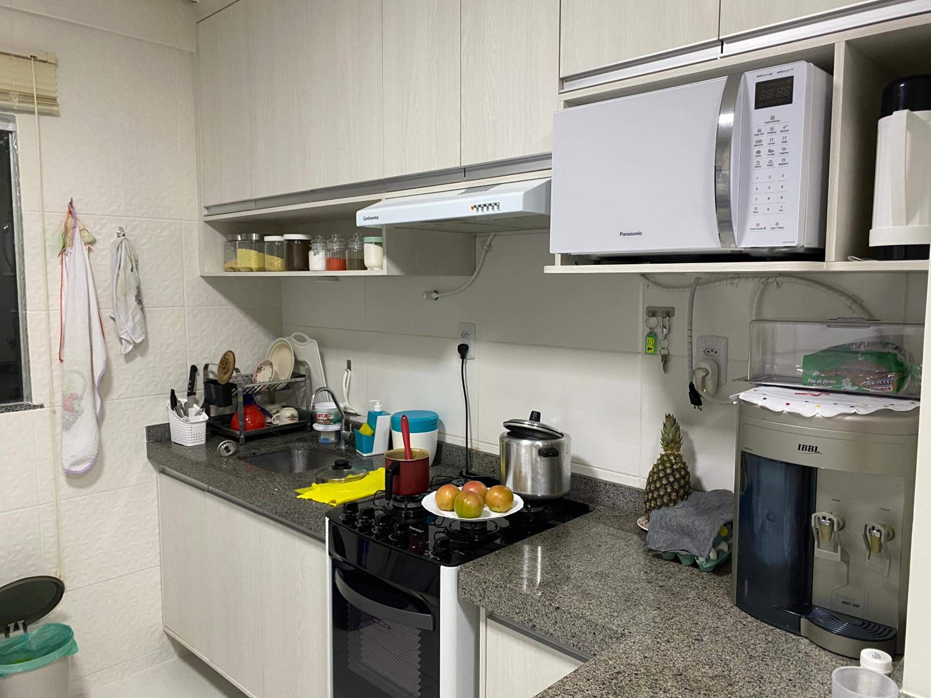 No Atalaia, Fort Poseidon rua do Atalho a 700 metros da praia do Atalaia, apartamento novo decorado, varanda, sala de estar e jantar, 02 suítes, 03 banheir