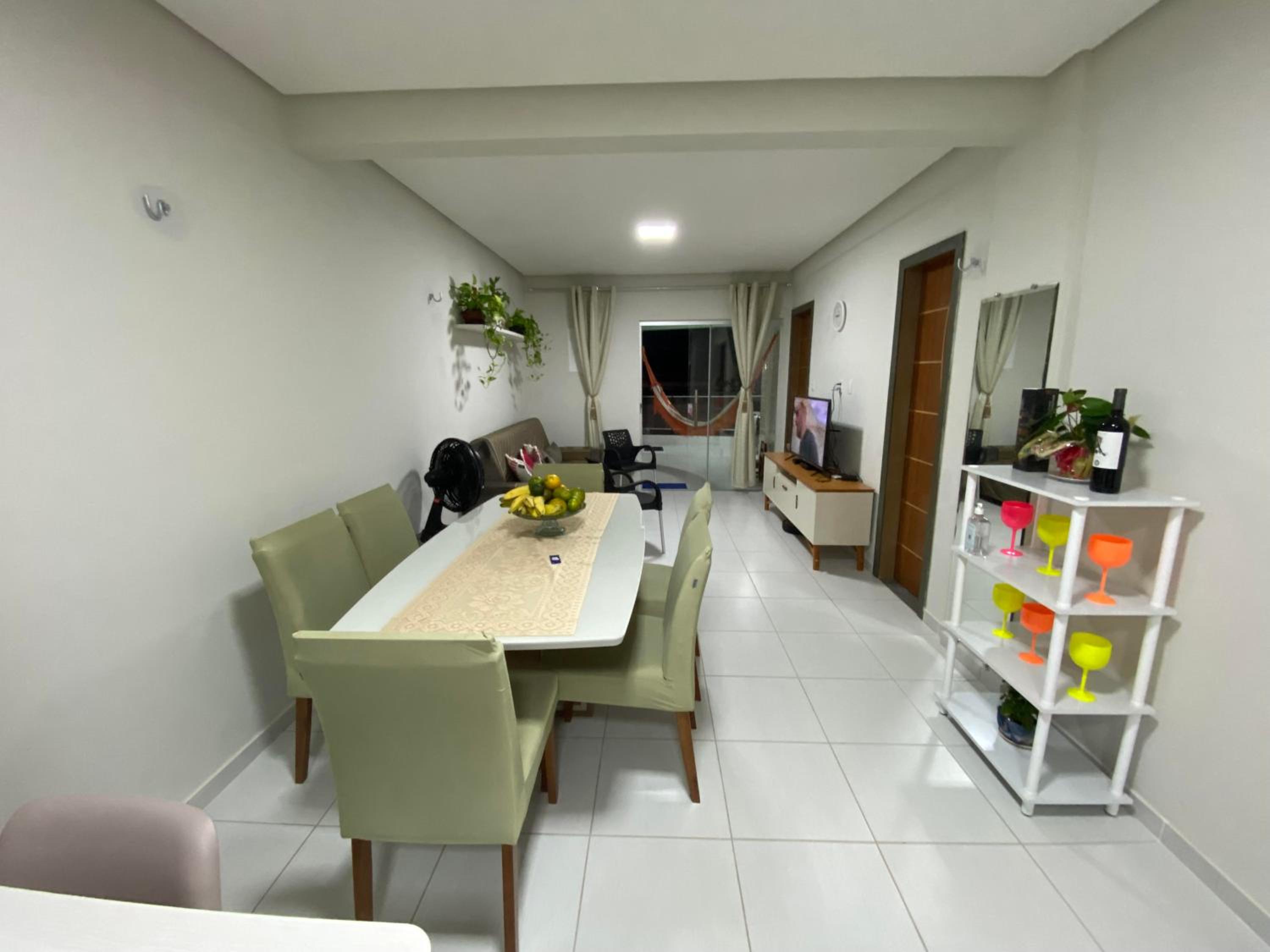 No Atalaia, Fort Poseidon rua do Atalho a 700 metros da praia do Atalaia, apartamento novo decorado, varanda, sala de estar e jantar, 02 suítes, 03 banheir