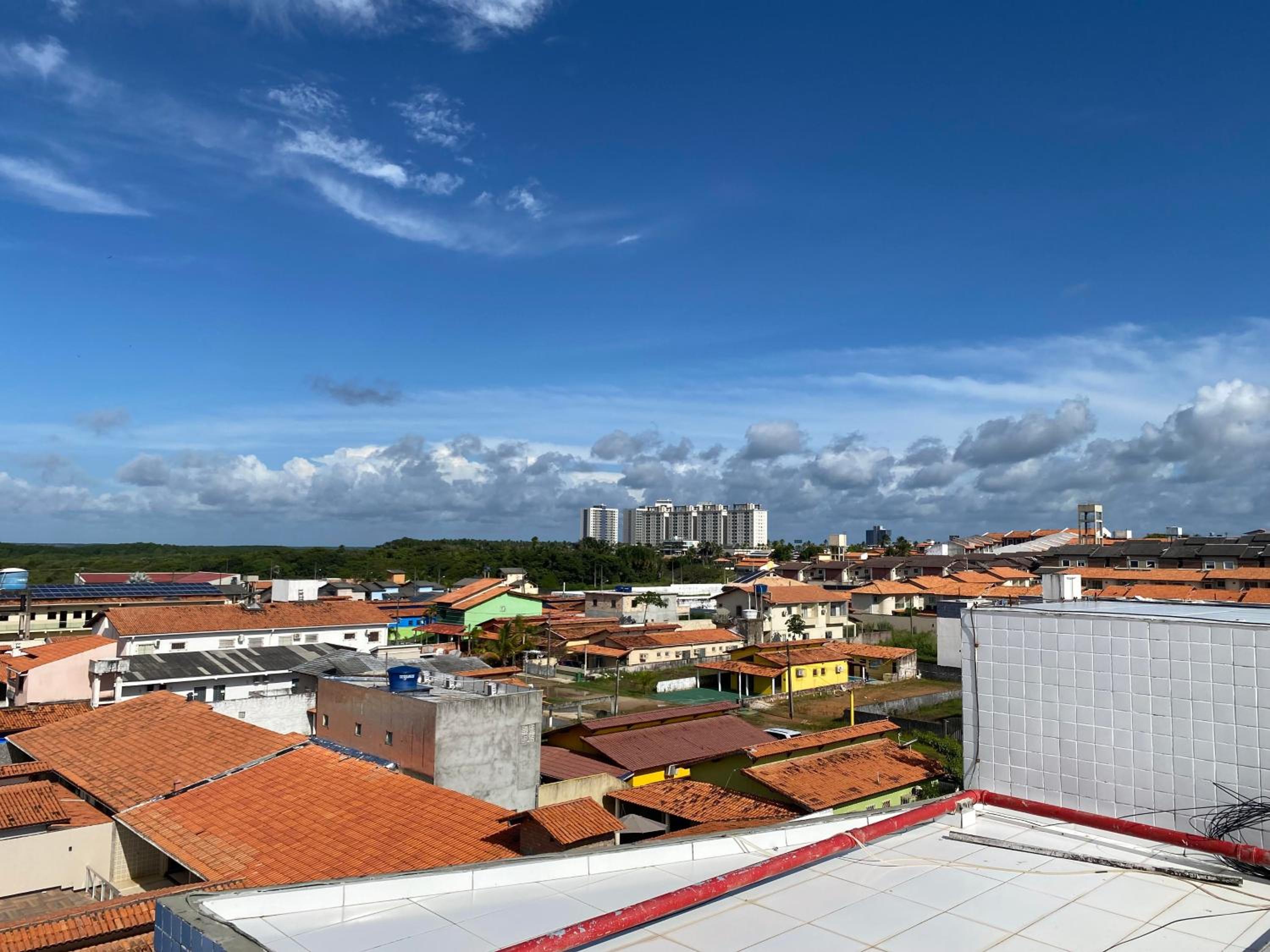 No Atalaia, Fort Poseidon rua do Atalho a 700 metros da praia do Atalaia, apartamento novo decorado, varanda, sala de estar e jantar, 02 suítes, 03 banheir