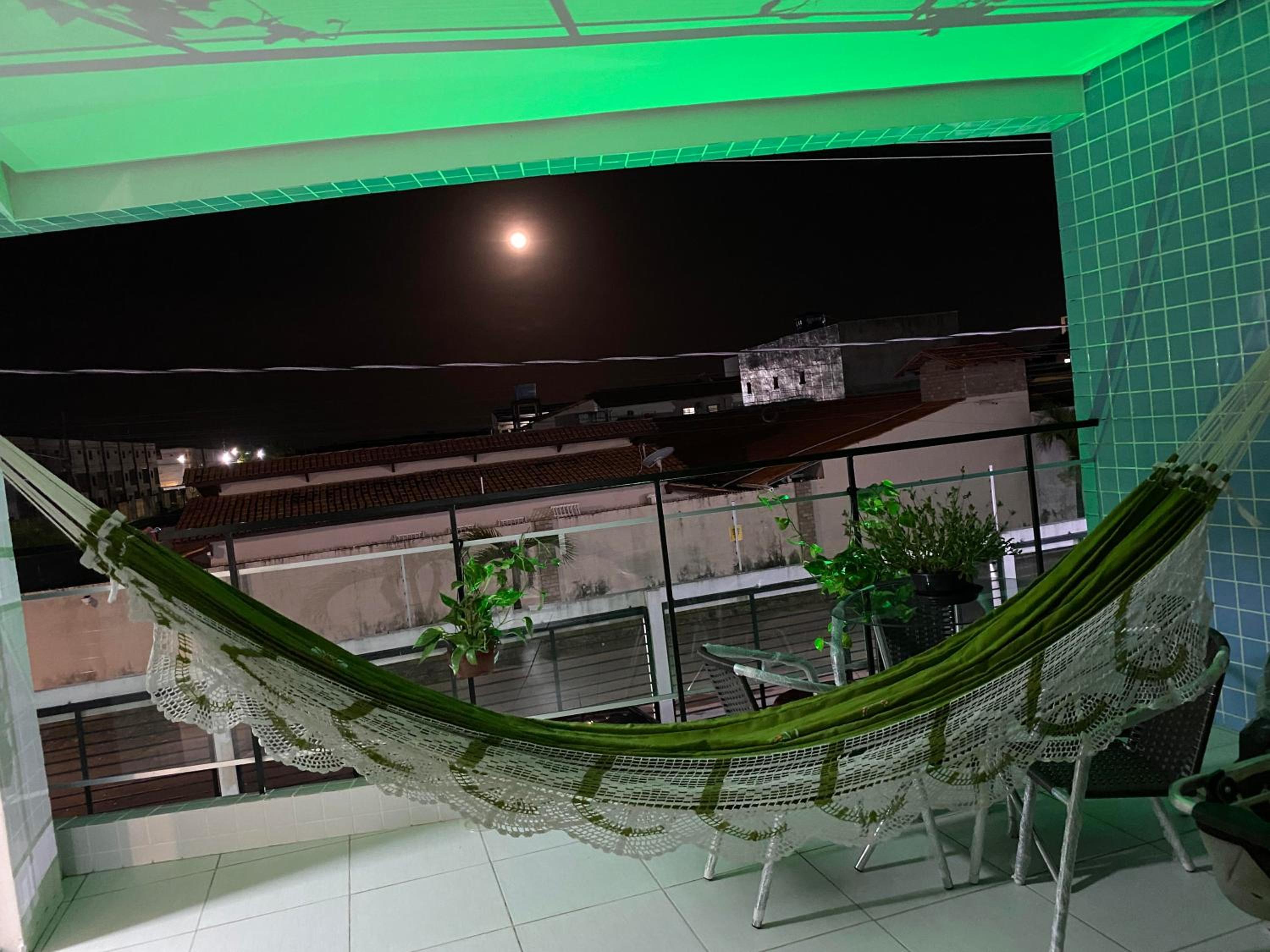 No Atalaia, Fort Poseidon rua do Atalho a 700 metros da praia do Atalaia, apartamento novo decorado, varanda, sala de estar e jantar, 02 suítes, 03 banheir