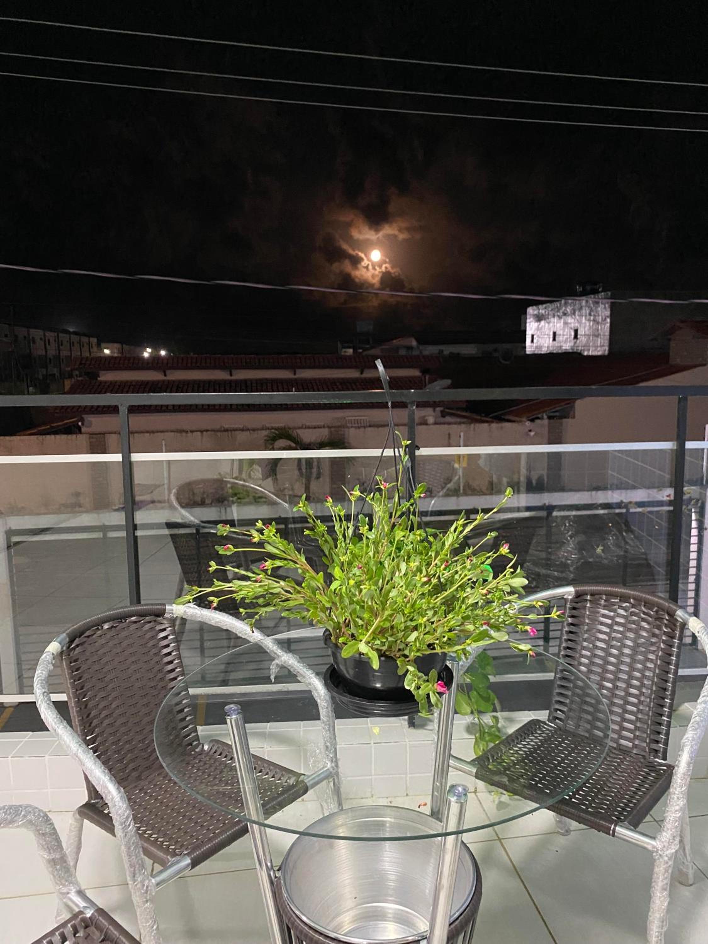 No Atalaia, Fort Poseidon rua do Atalho a 700 metros da praia do Atalaia, apartamento novo decorado, varanda, sala de estar e jantar, 02 suítes, 03 banheir