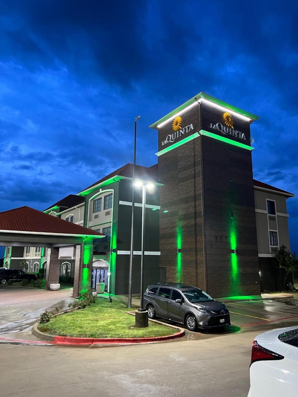 Dallas / Fort Worth Vacations - La Quinta by Wyndham Alvarado - Property Image 1