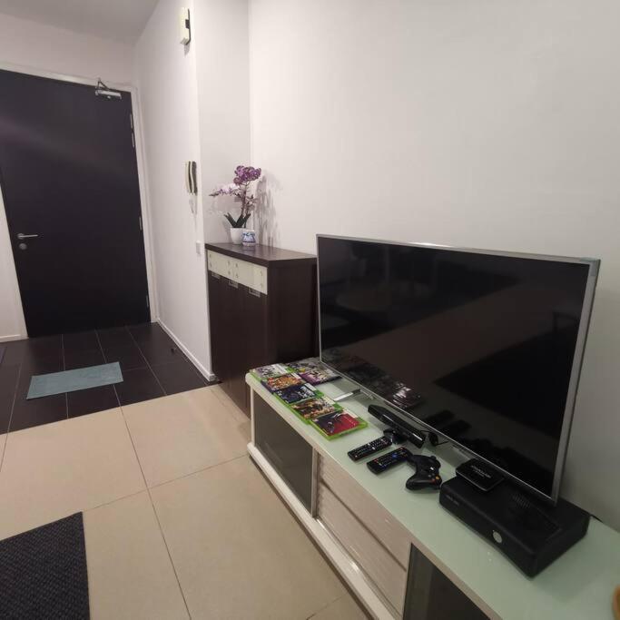 Arcoris Mont Kiara-2-6px-Netflix-Balcony-OSIM-Xbox-Super Fast Internet