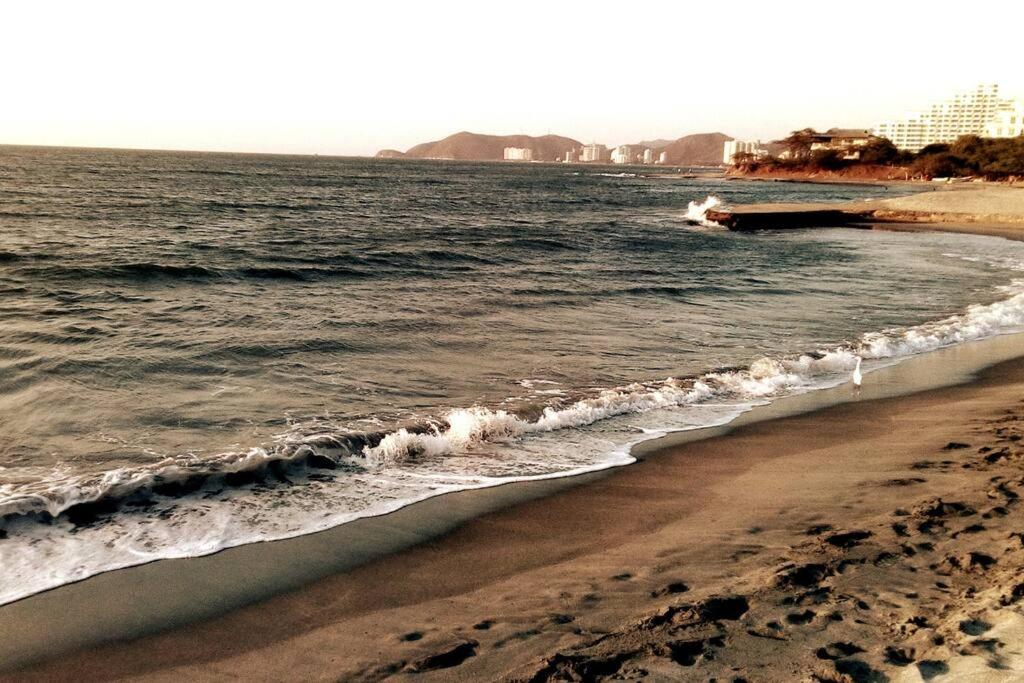 COZY, Apartamento a solo 10 minutos Caminando a Playa Dormida, con Piscina y Parqueadero.