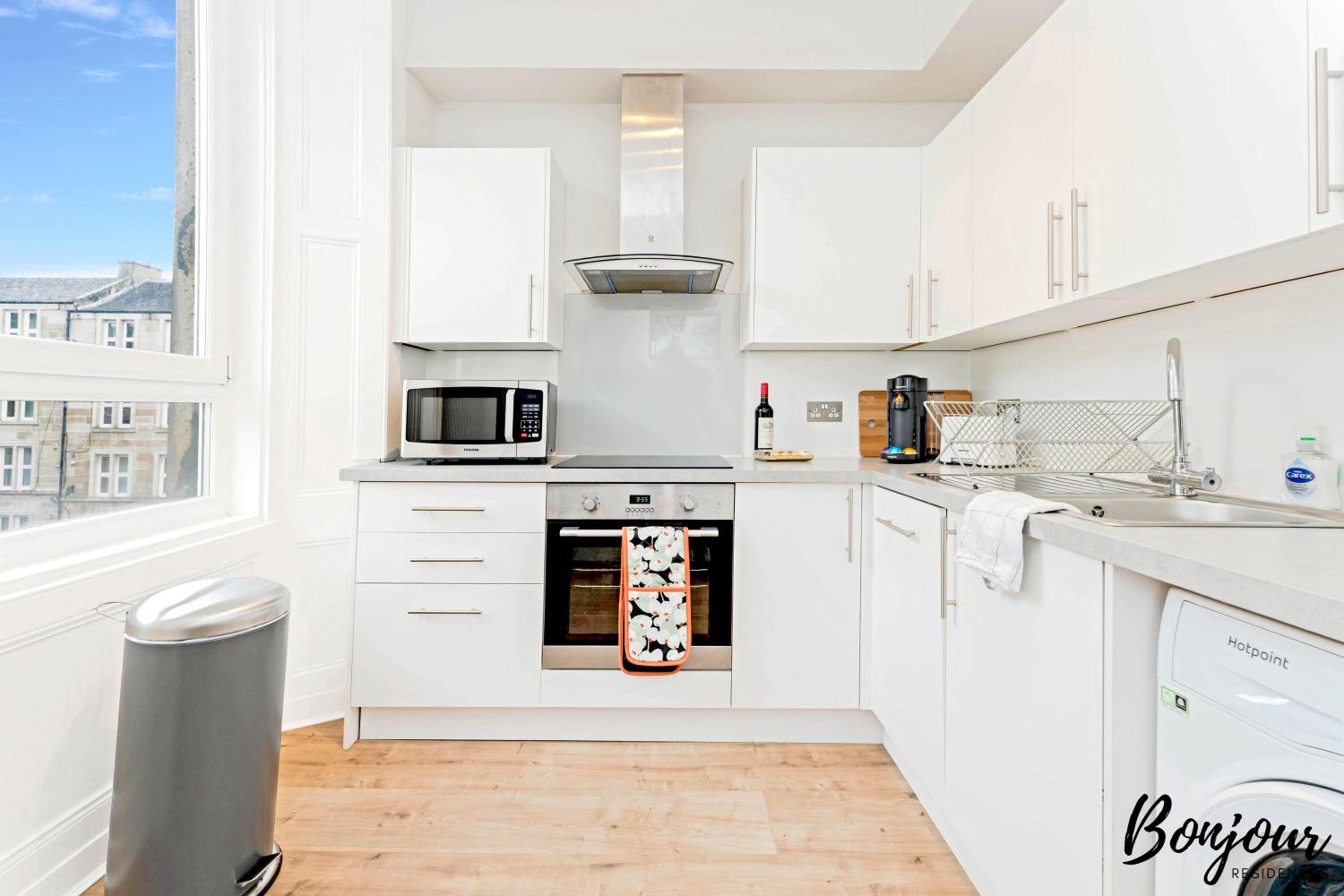 Mabillon Suite - Gorgeous-Haymarket, City Centre-FREE Parking by Bonjour Residences Edinburgh view 4