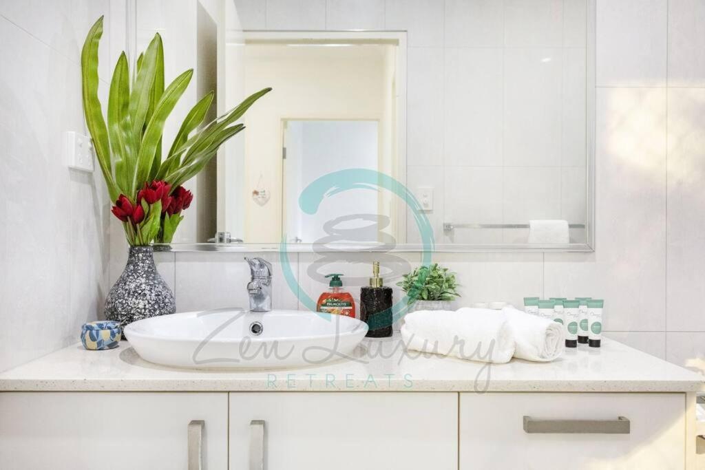 Zenhouse: Stylish Muirhead Home Near Park/Hospital