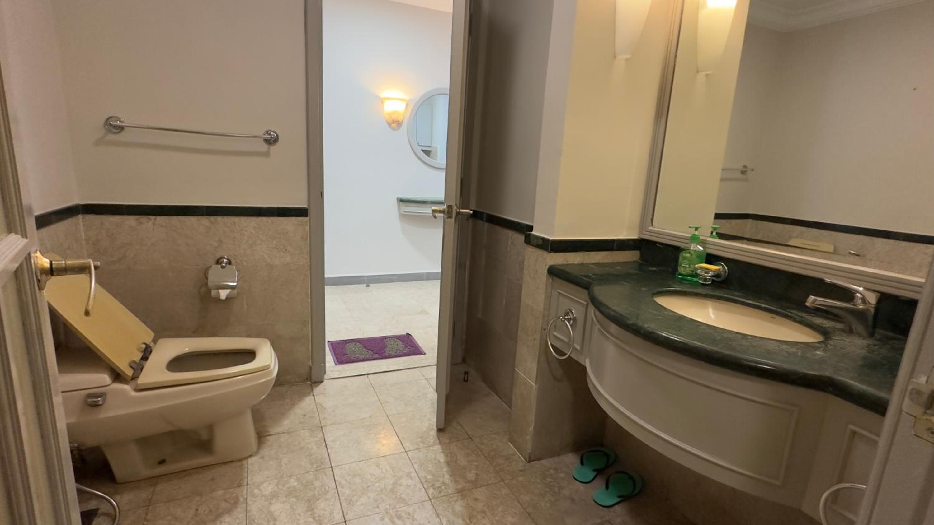 Rihanna service suite at times square
