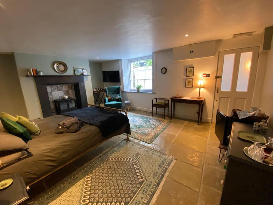 Clifton Georgian Townhouse, Downstairs Ensuite Room & Light Plant Based Breakfast view 3