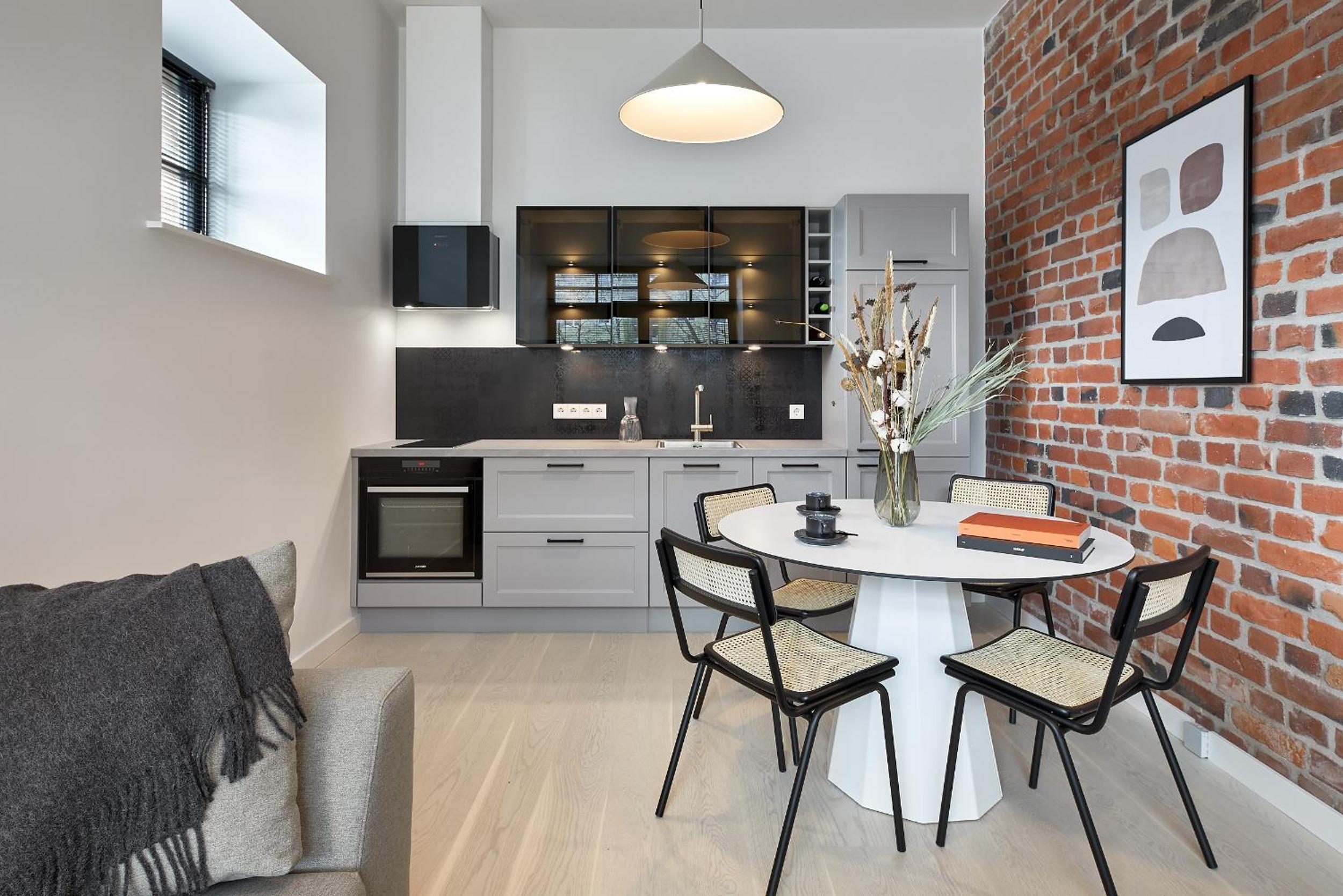 High ceiling loft with its own backyard and a terrace view 3