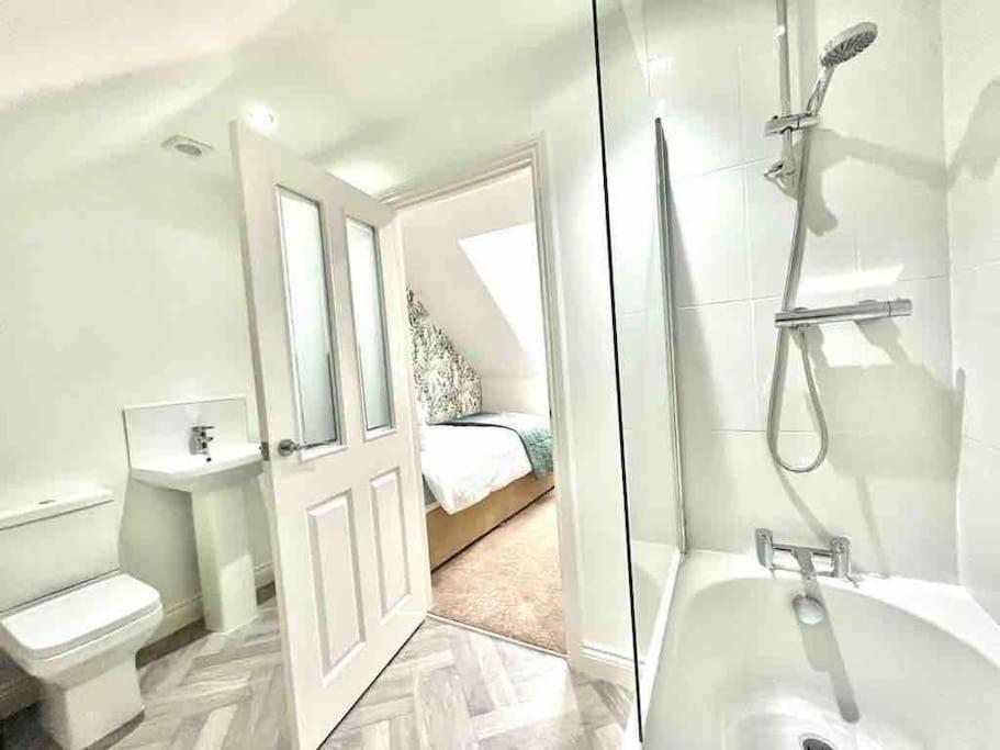Rosebank Apartment by Blue Skies Stays view 5