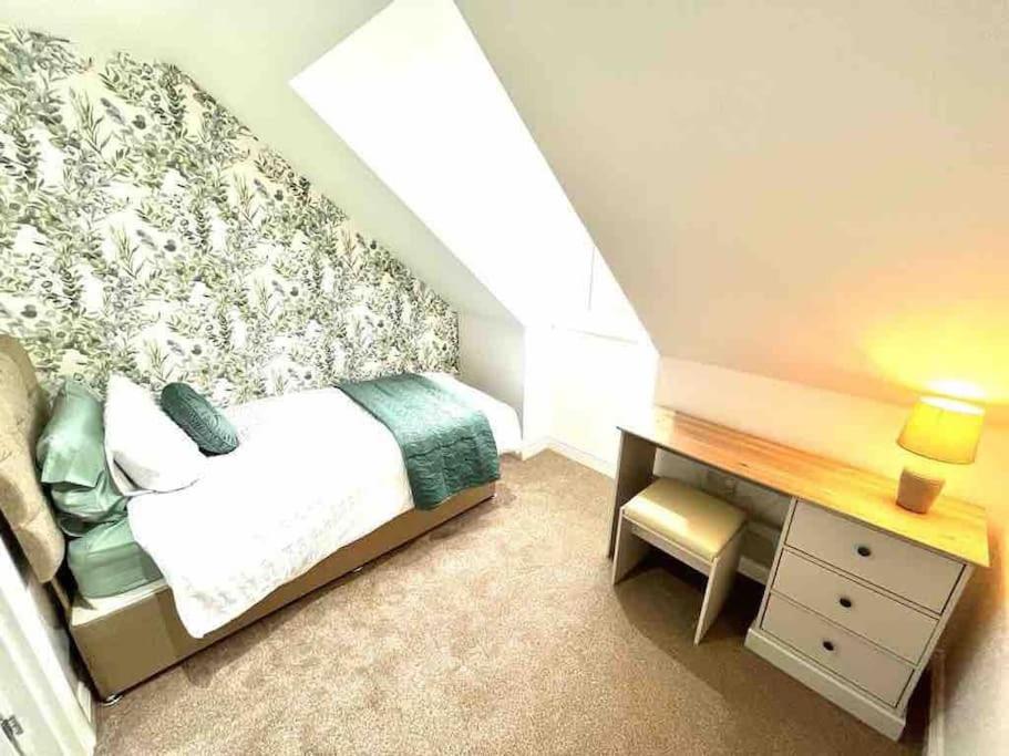 Rosebank Apartment by Blue Skies Stays view 2