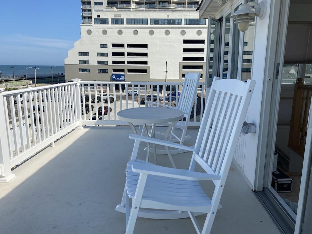 3 bedroom Atlantic City House Steps from Boardwalk, beach, shopping , nightlife. view 2
