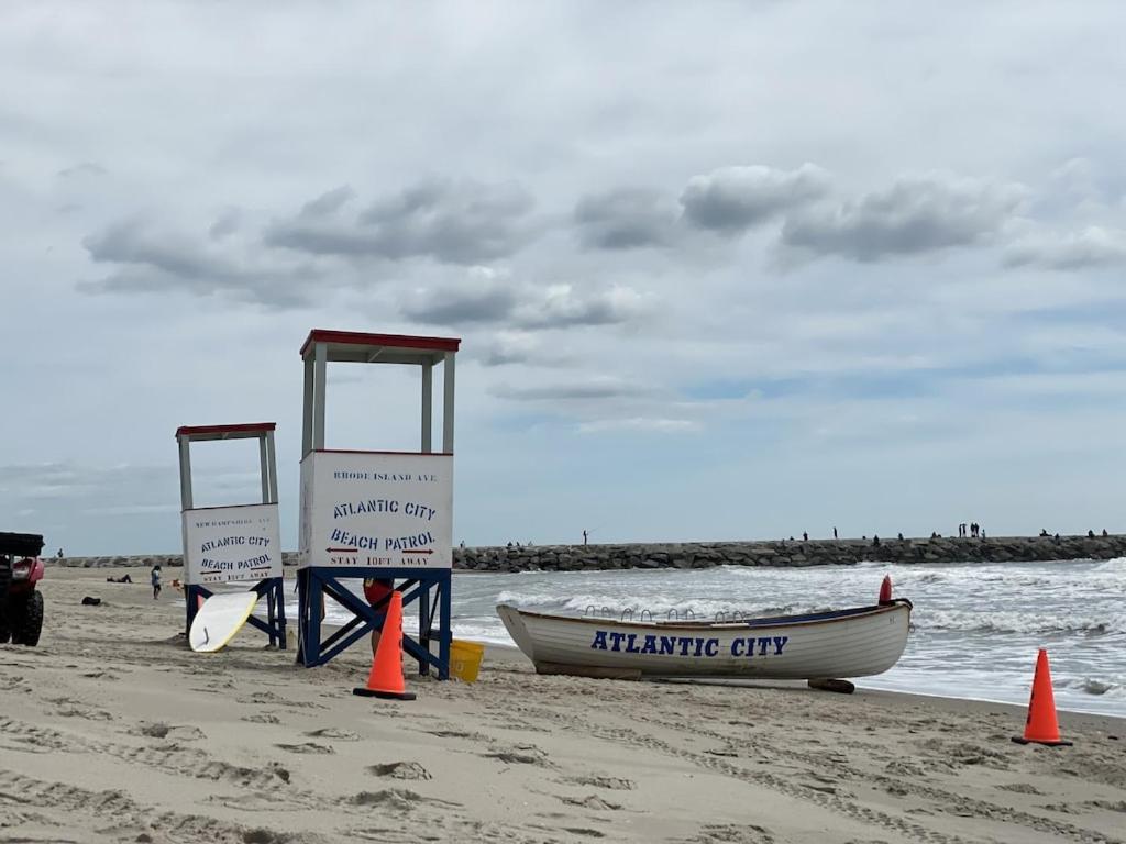 3 bedroom Atlantic City House Steps from Boardwalk, beach, shopping , nightlife. view 3