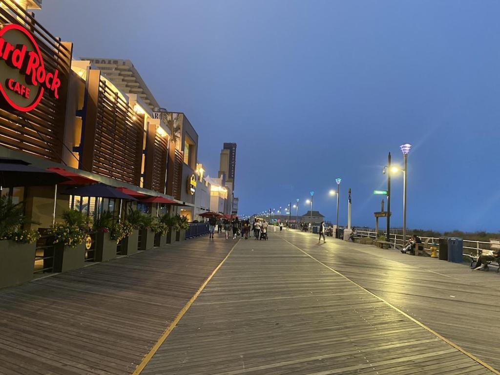 3 bedroom Atlantic City House Steps from Boardwalk, beach, shopping , nightlife. view 4