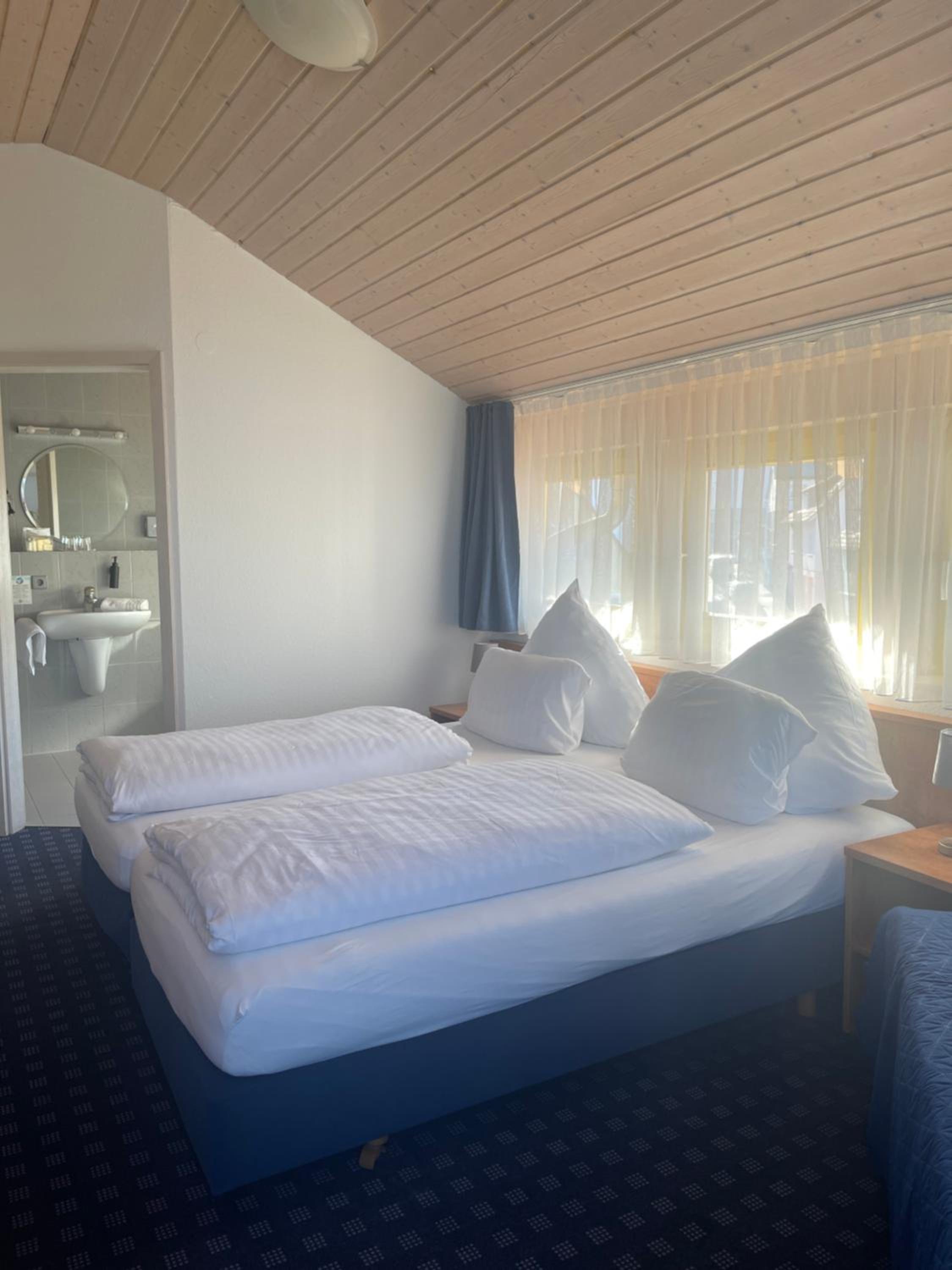 KRYSTALL Hotel