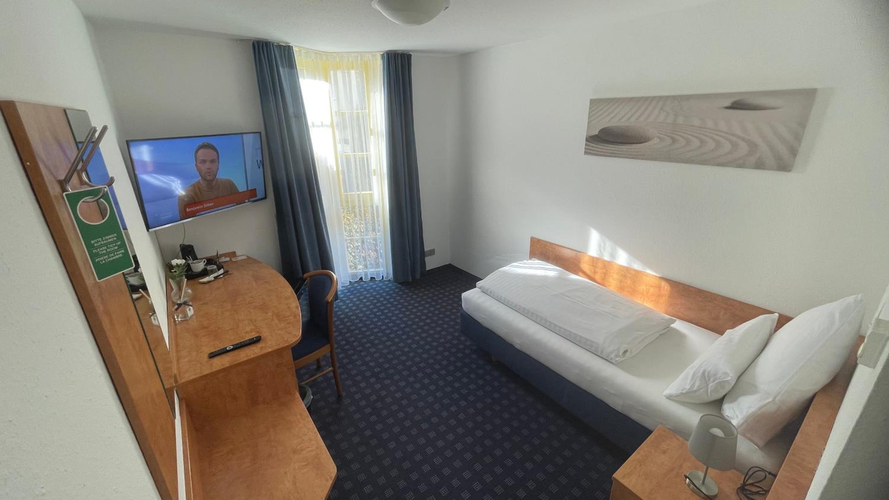 KRYSTALL Hotel