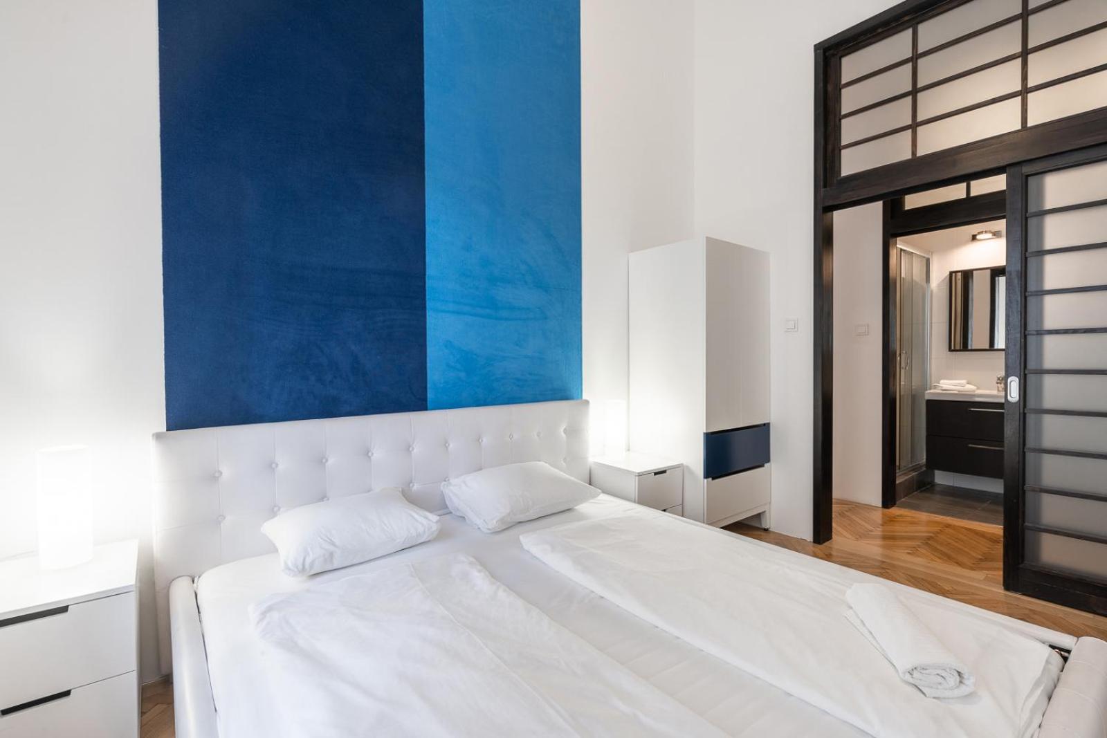 Bright Two-Bedroom Home by the New York Palace view 3