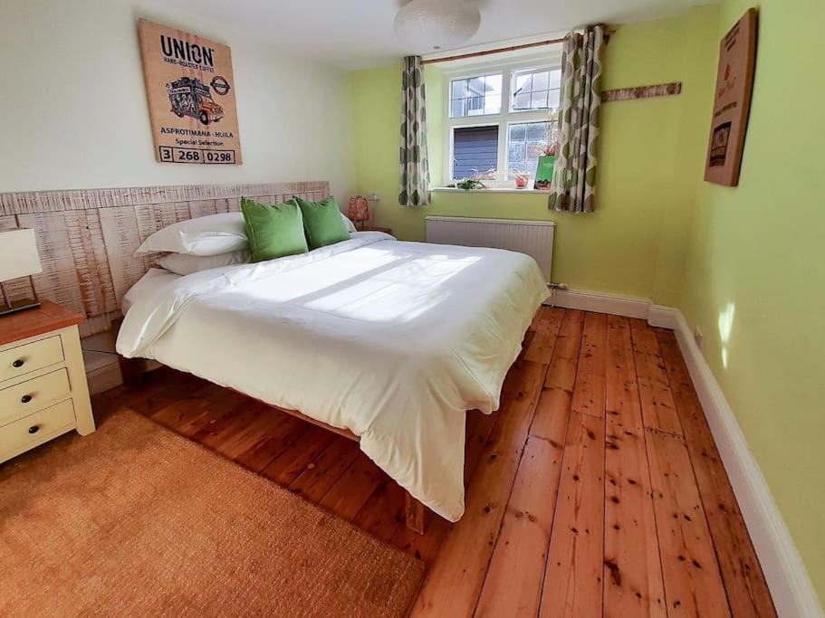 The Beach House-Devon- On the beach- sleeps 20 view 5