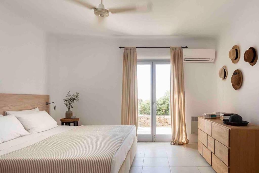 Elegant Seaside Villa, great views, infinity pool, Lia, Mykonos view 2