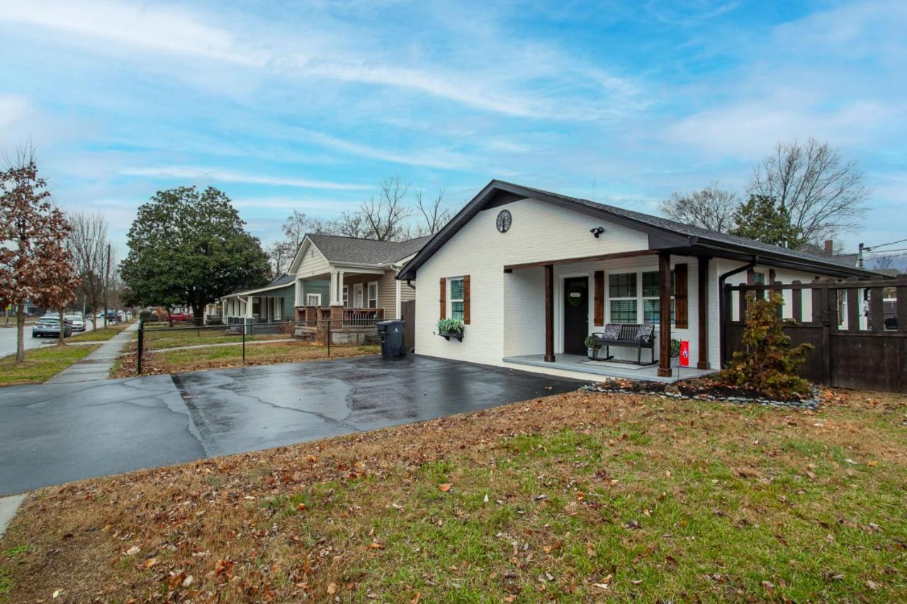 Hotel Blue Valley Inn - Hot Tub & Spacious Play Area! - Image 1