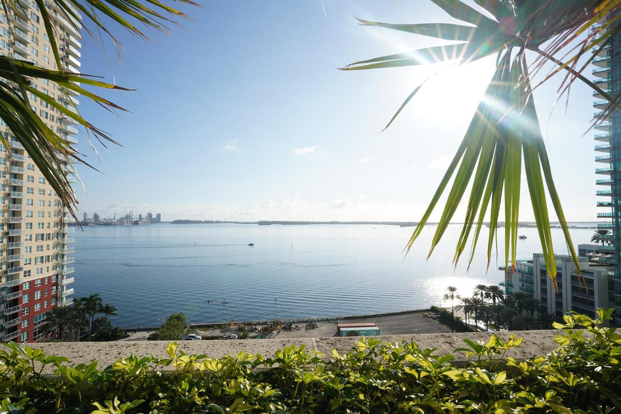 City & Sea View+FREE Parking Modern Condo