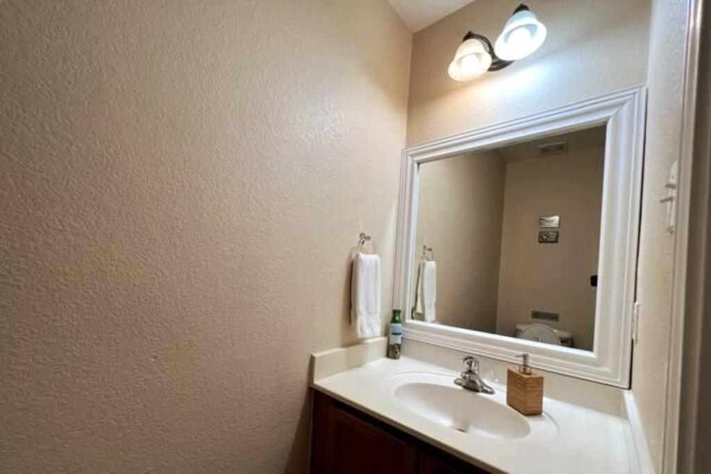 Cozy 3-bed Garden Home - 10 mins to UT Stadium and Downtown Austin view 4
