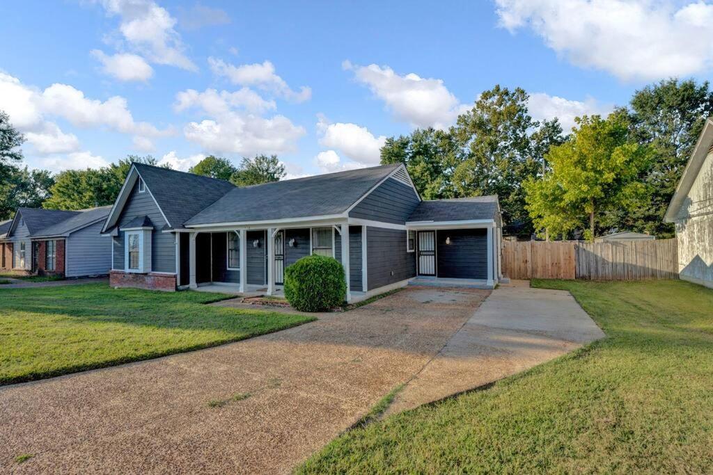 Glamorous 3BR 2BA house w/ large fenced backyard view 4