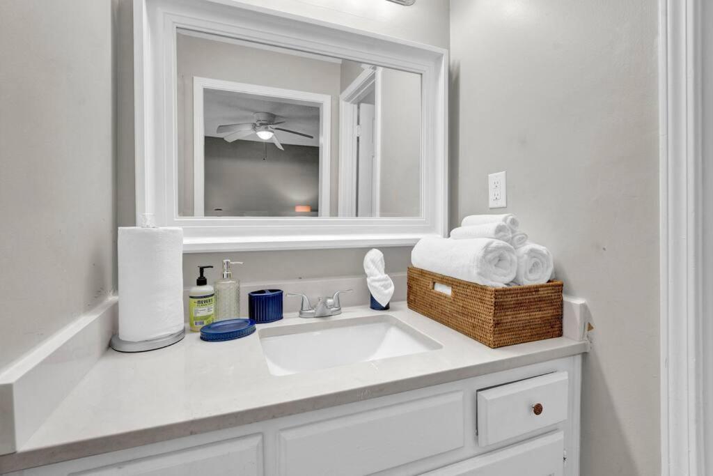 Glamorous 3BR 2BA house w/ large fenced backyard view 5