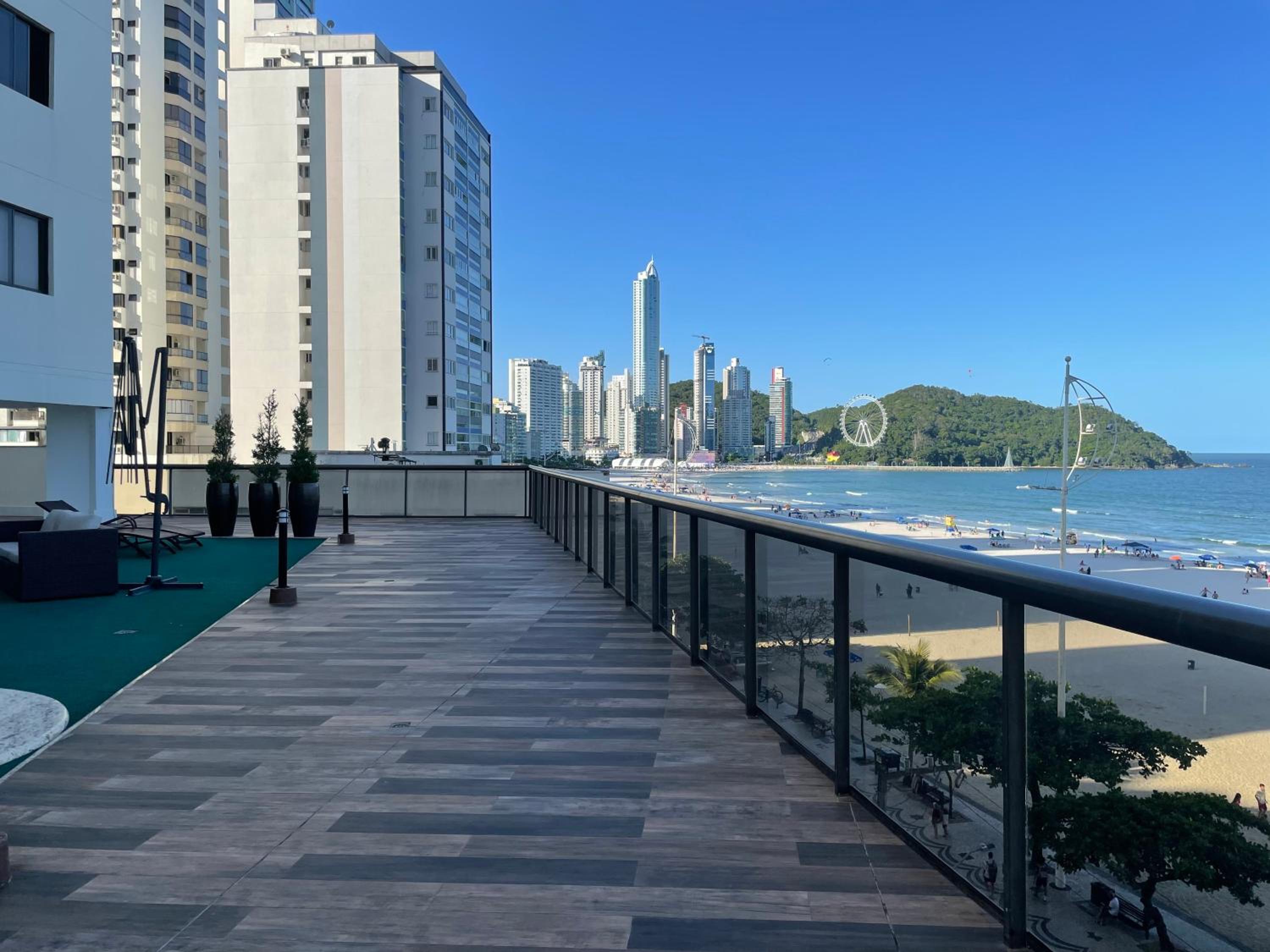Apto Pé na Areia com Linda Vista da Roda Gigante