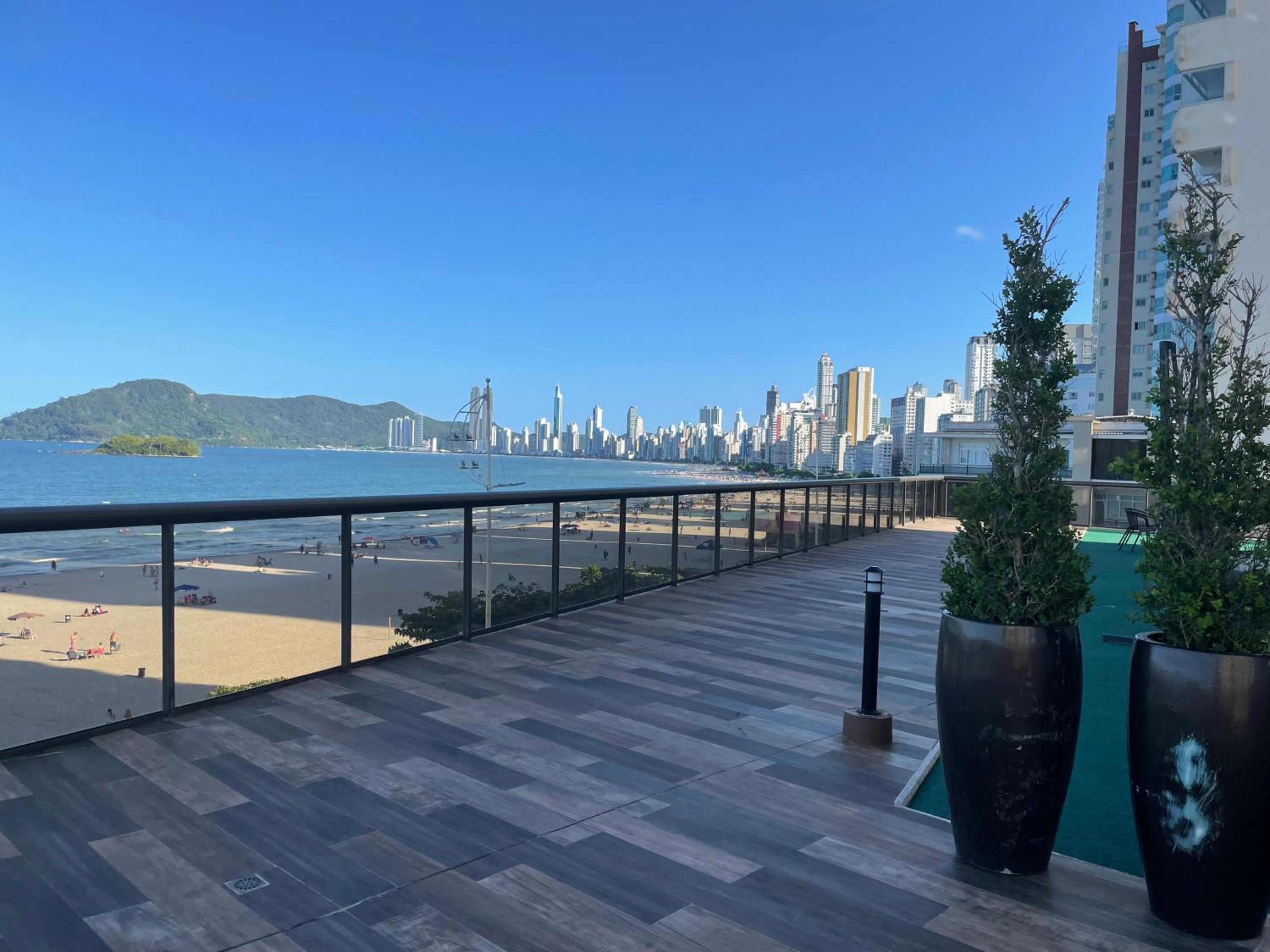 Apto Pé na Areia com Linda Vista da Roda Gigante