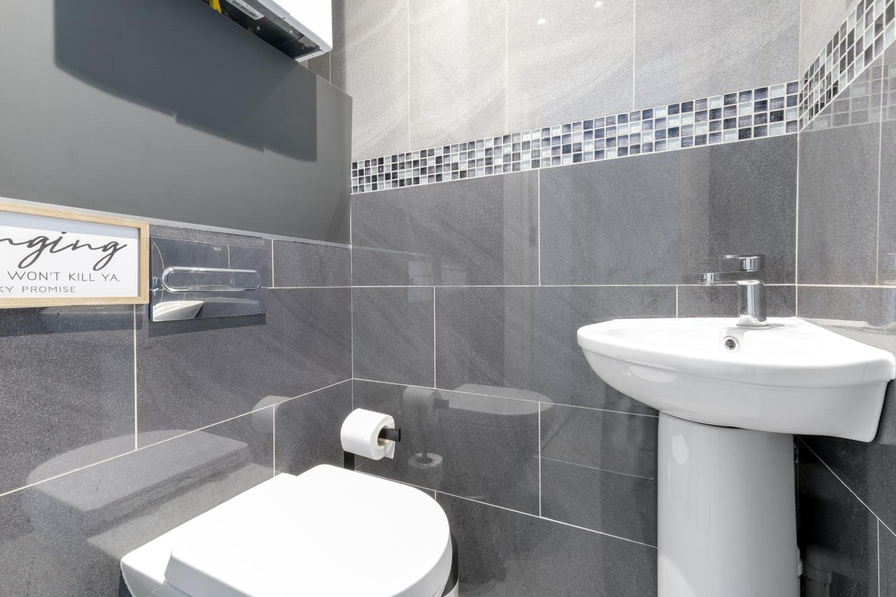 Modern 4 Bedroom House With Parking in Farnham Royal, Slough By 360stays view 5