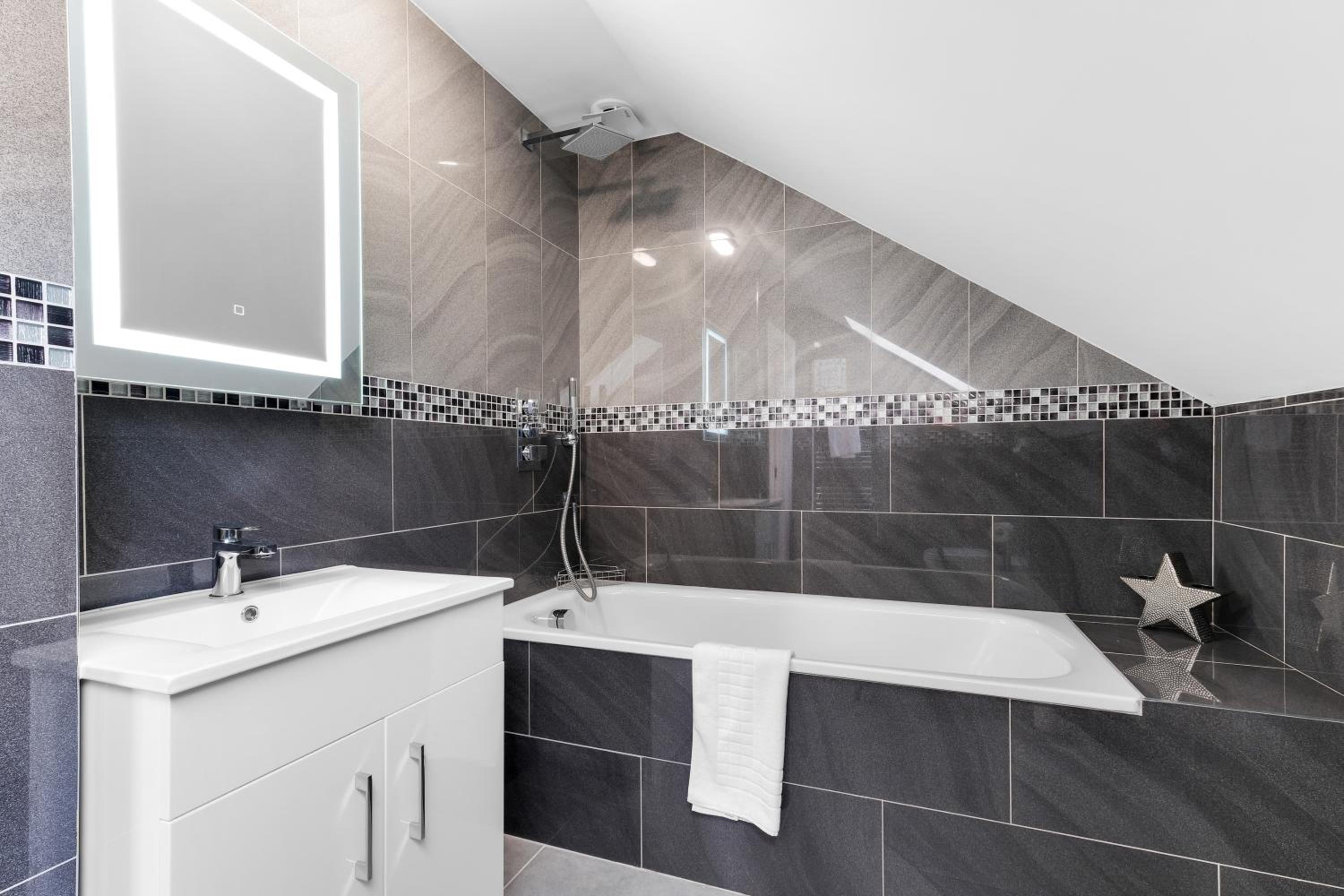 Modern 4 Bedroom House With Parking in Farnham Royal, Slough By 360stays view 3