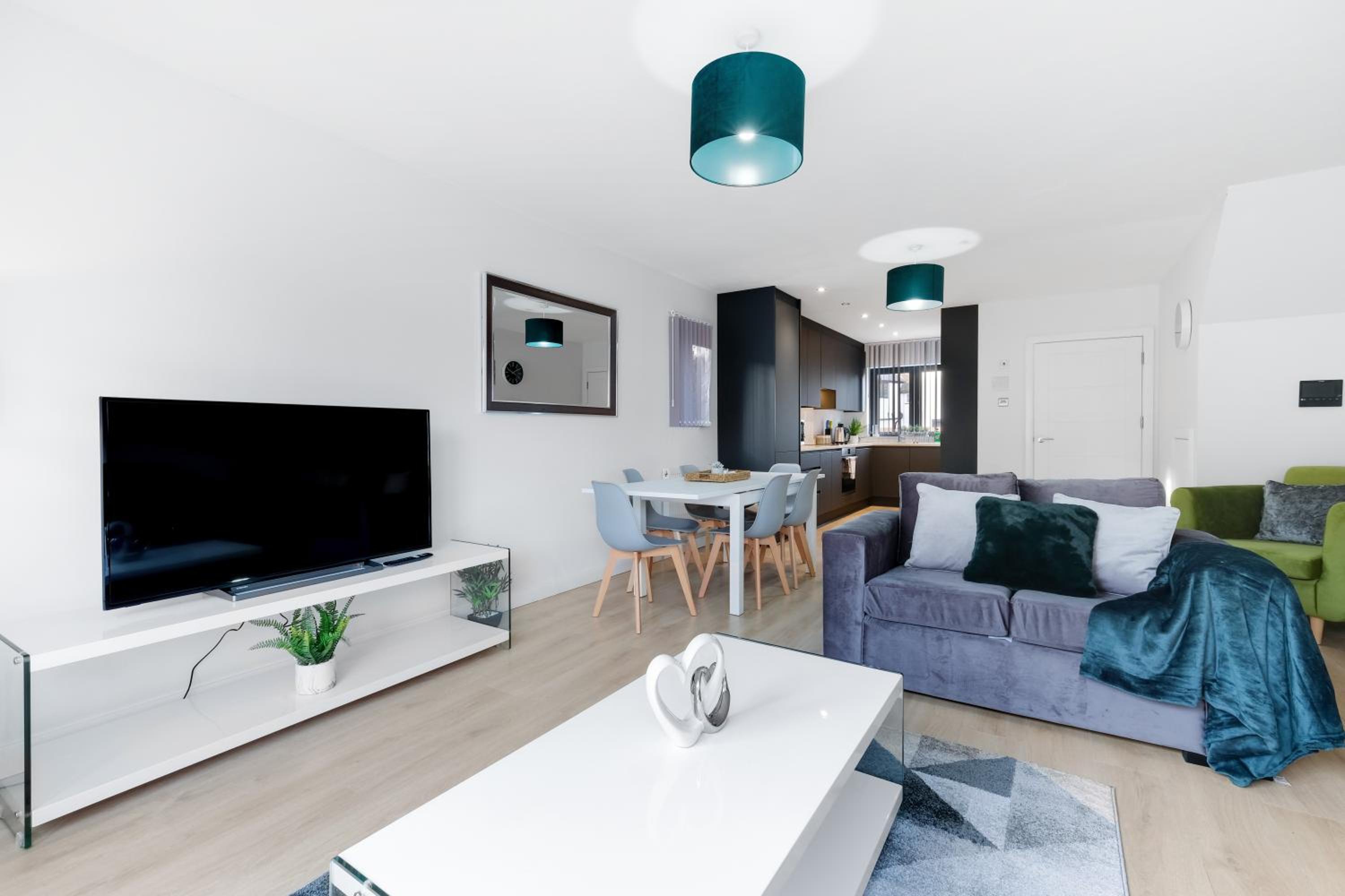 Modern 4 Bedroom House With Parking in Farnham Royal, Slough By 360stays view 2