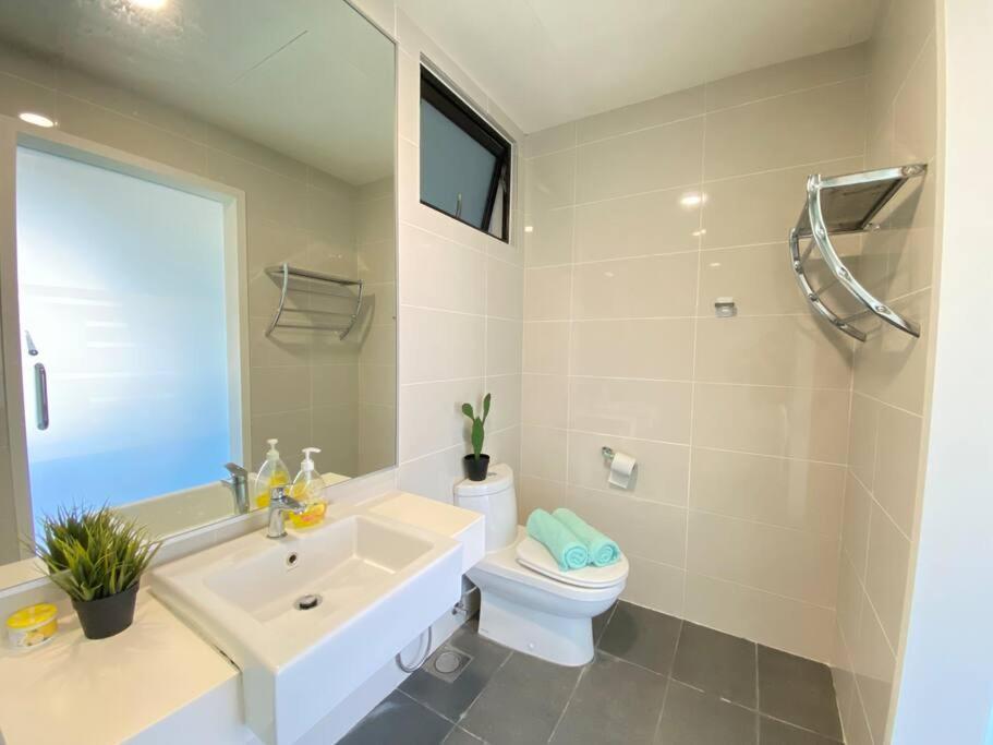 Southkey Mosaic Cozy Suite Netflix 1-4 Pax - Refurbish with New Sofa, Coffee Table