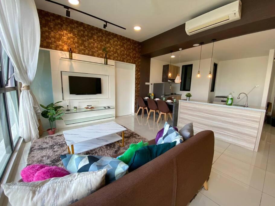 Southkey Mosaic Cozy Suite Netflix 1-4 Pax - Refurbish with New Sofa, Coffee Table