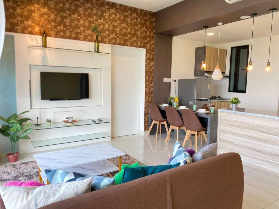 Southkey Mosaic Cozy Suite Netflix 1-4 Pax - Refurbish with New Sofa, Coffee Table