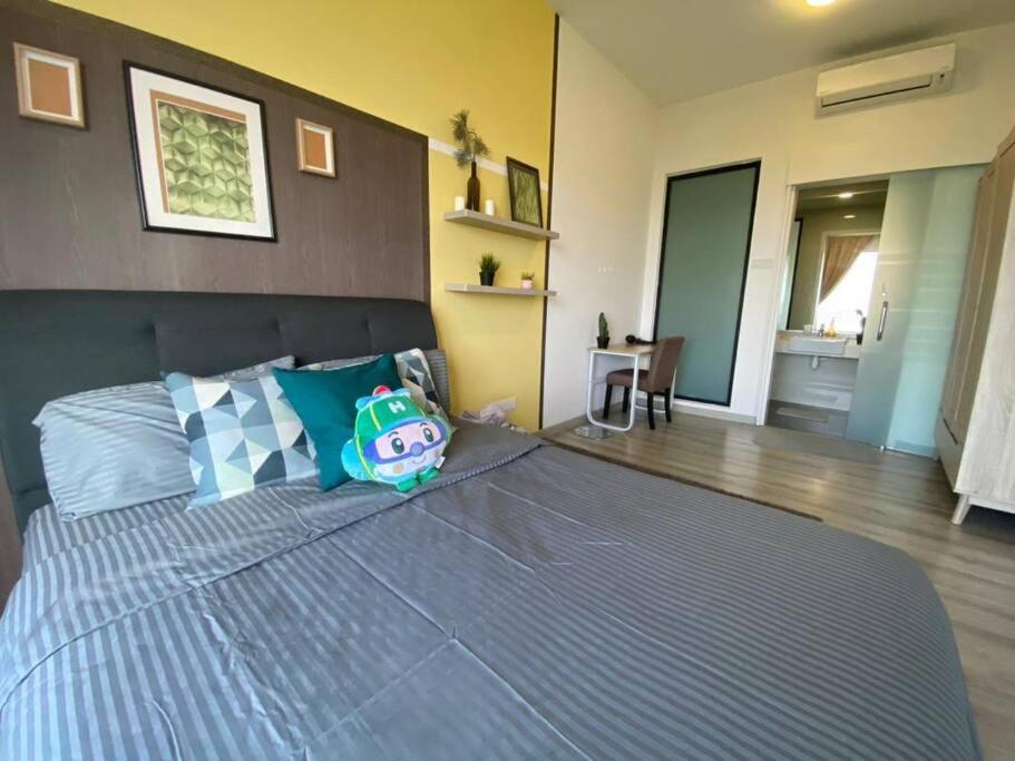 Southkey Mosaic Cozy Suite Netflix 1-4 Pax - Refurbish with New Sofa, Coffee Table