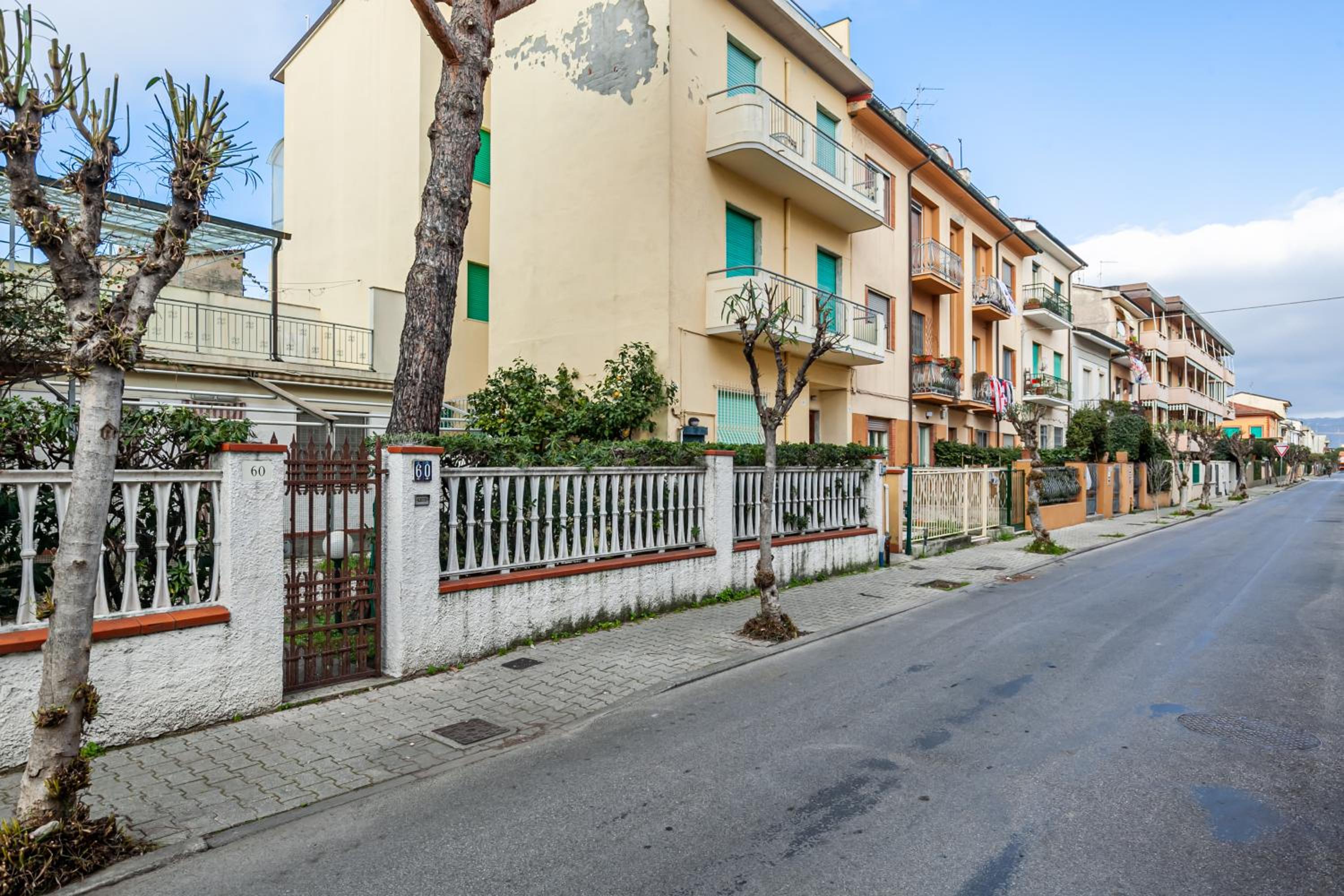 GuestHost - Viareggio Roomy Apartment with Balconies