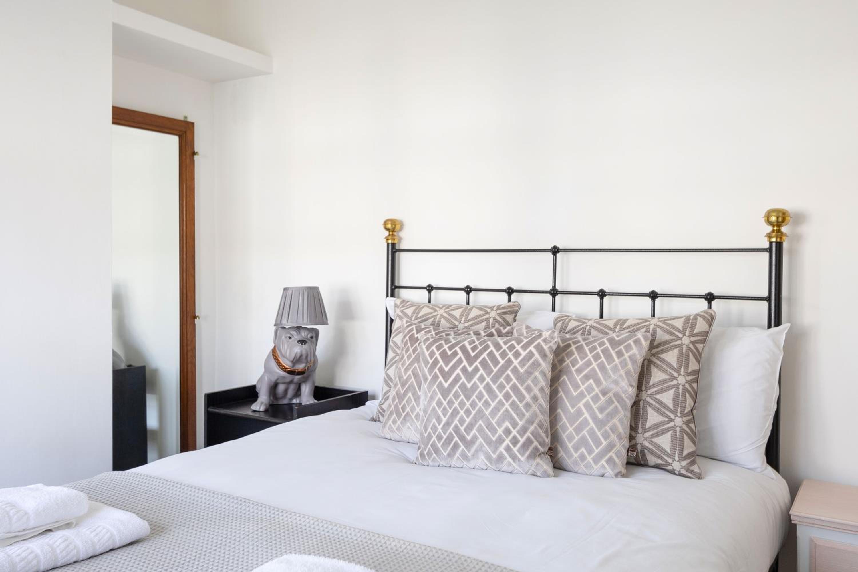 A North London Retreat Cottage, 3 bed with garden