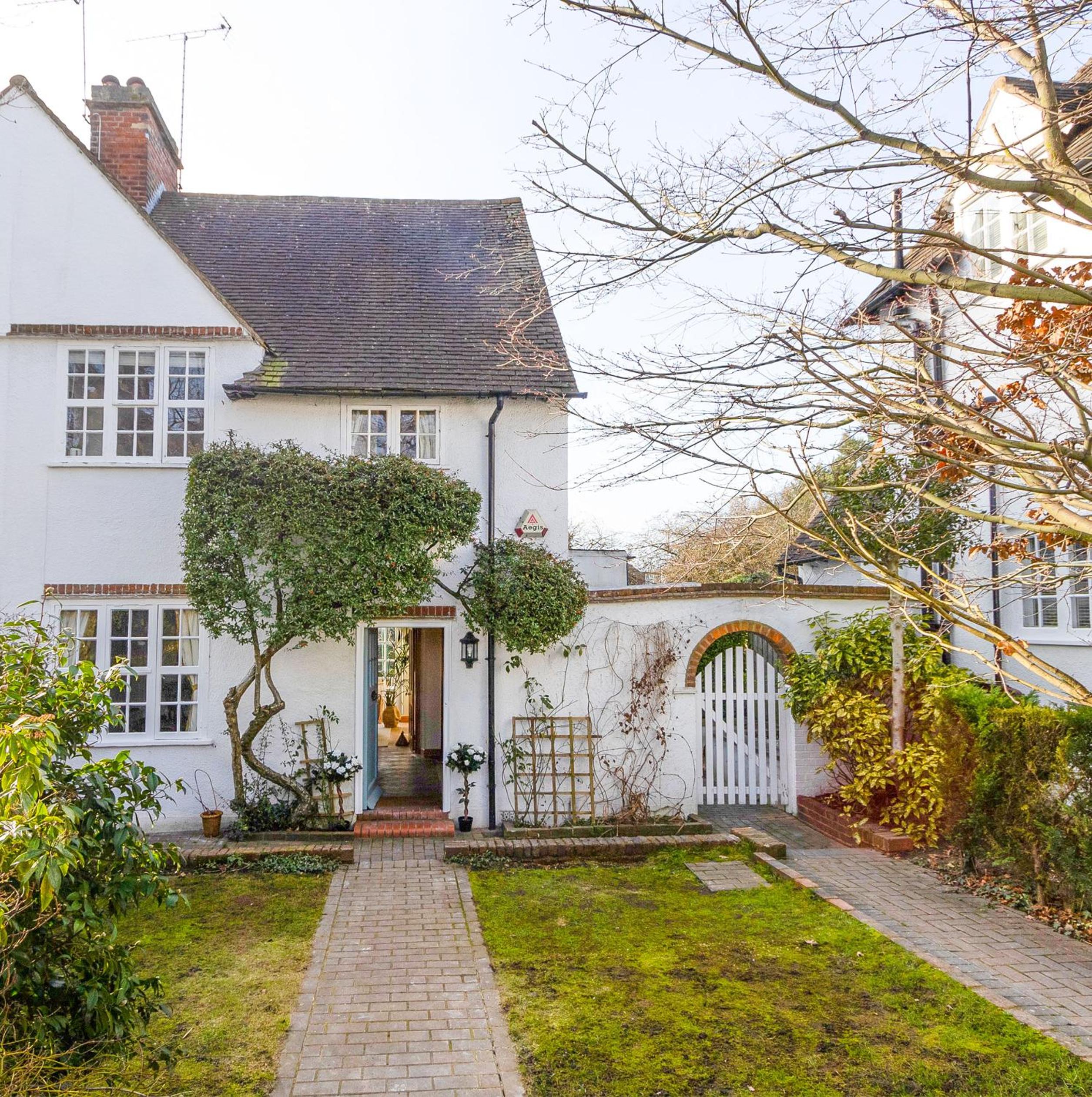 A North London Retreat Cottage, 3 bed with garden
