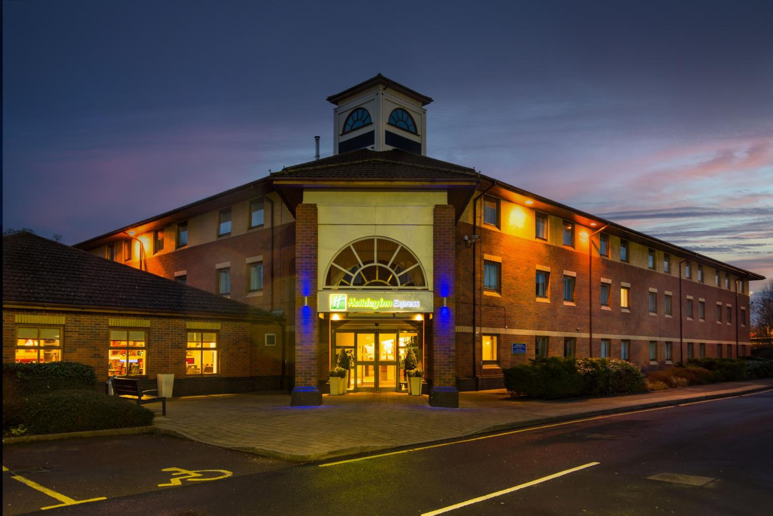 Warwick Vacations - Holiday Inn Express Warwick - Stratford-upon-Avon, an IHG Hotel - Property Image 1