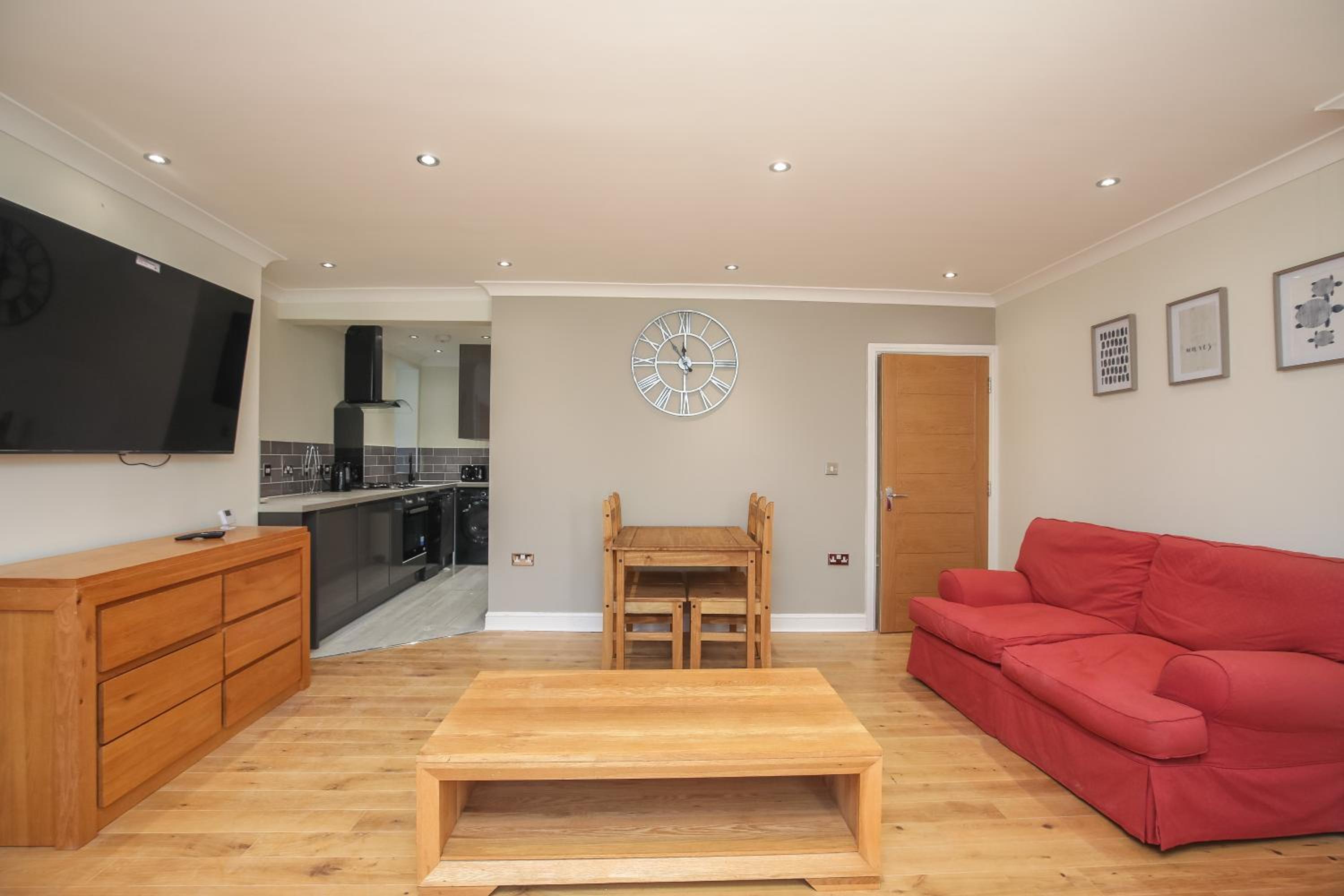 Riverside 2 Bedroom Central Kingston Flat view 2