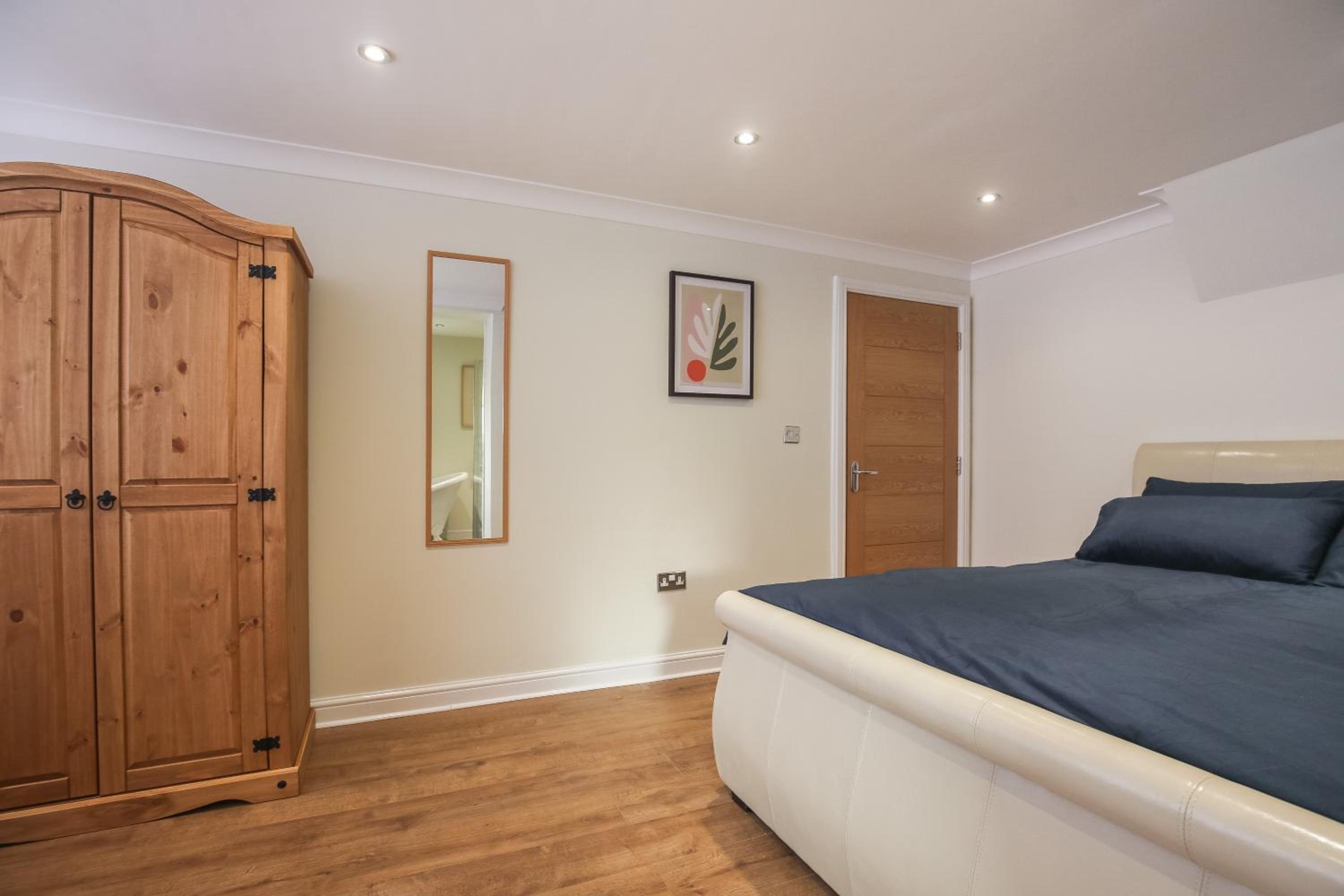 Riverside 2 Bedroom Central Kingston Flat view 3
