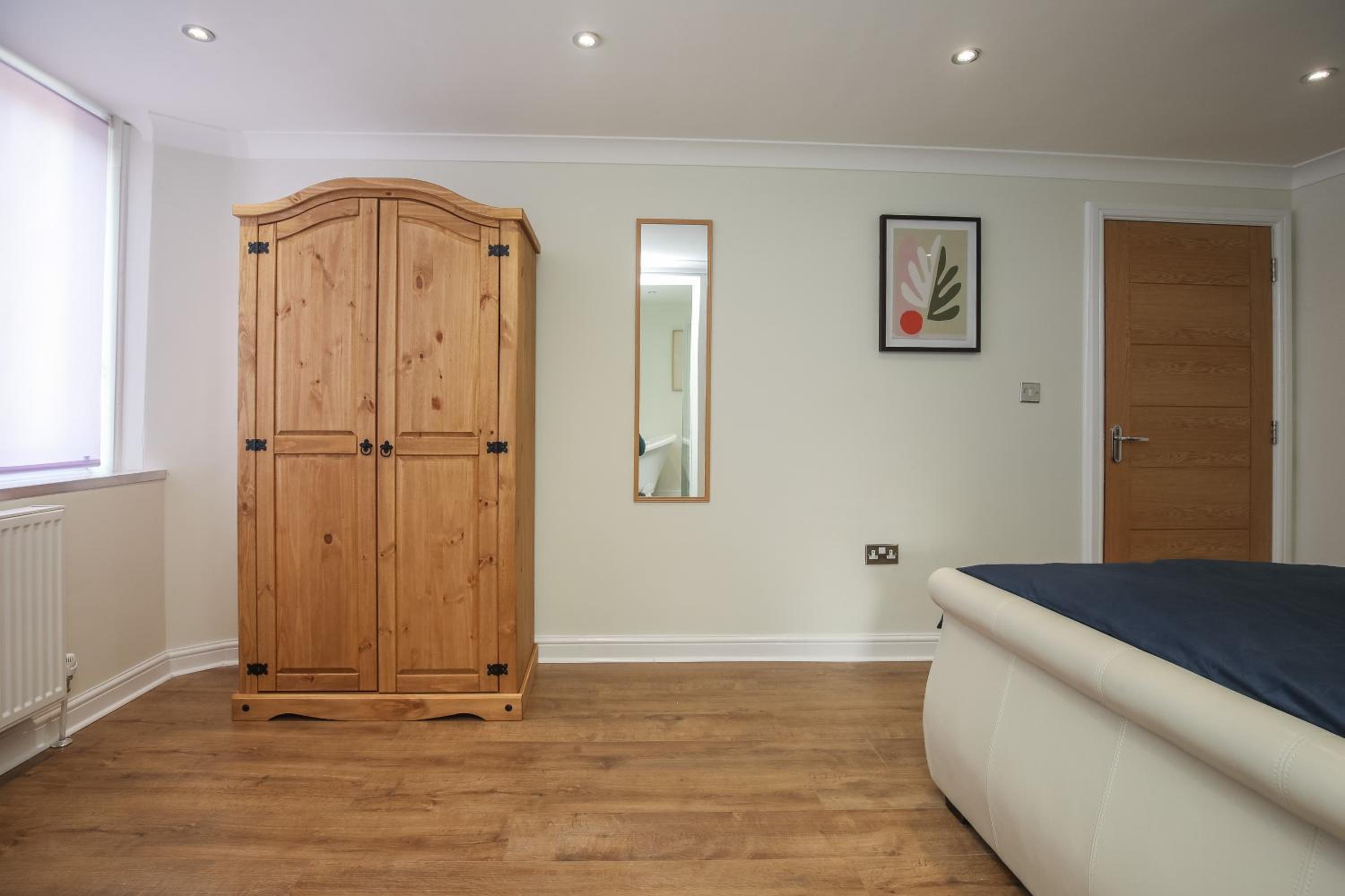 Riverside 2 Bedroom Central Kingston Flat view 5