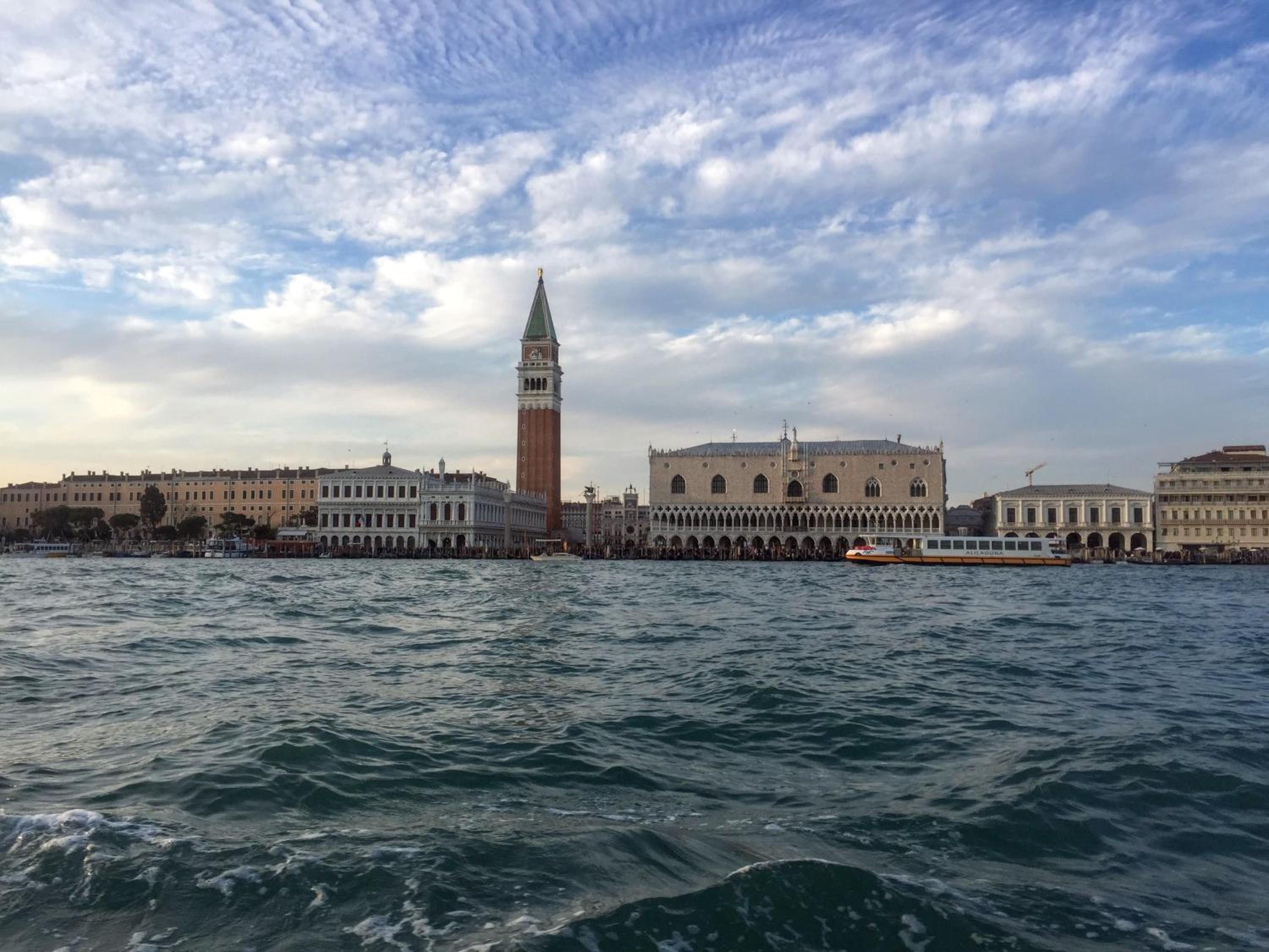 Red Tower Venice Apartment - 2 mins from VCE Airport- free Wifi view 4