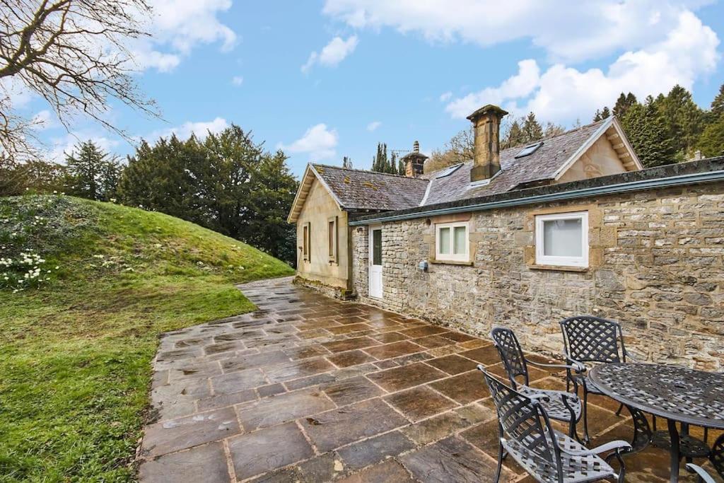 North Lodge - 17th Century Gate Cottage at Hassop Hall view 4