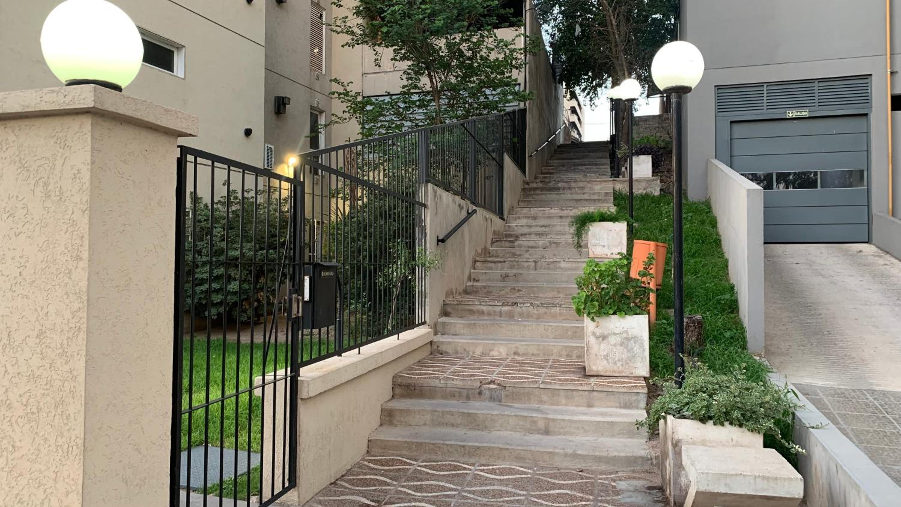 Encantador Duplex cerca de todo