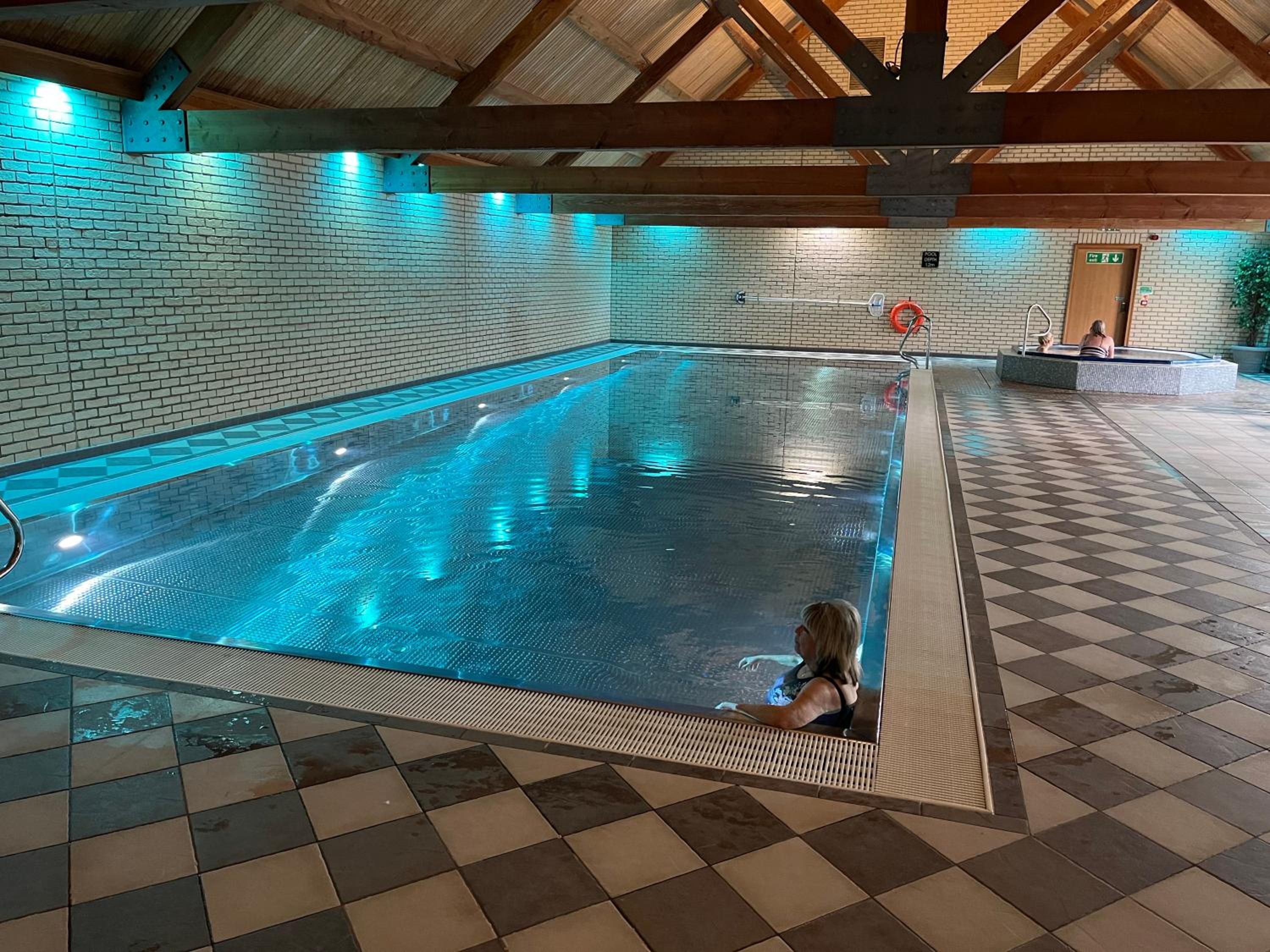Oak Boutique Lodge includes hot tub air con & dog view 5